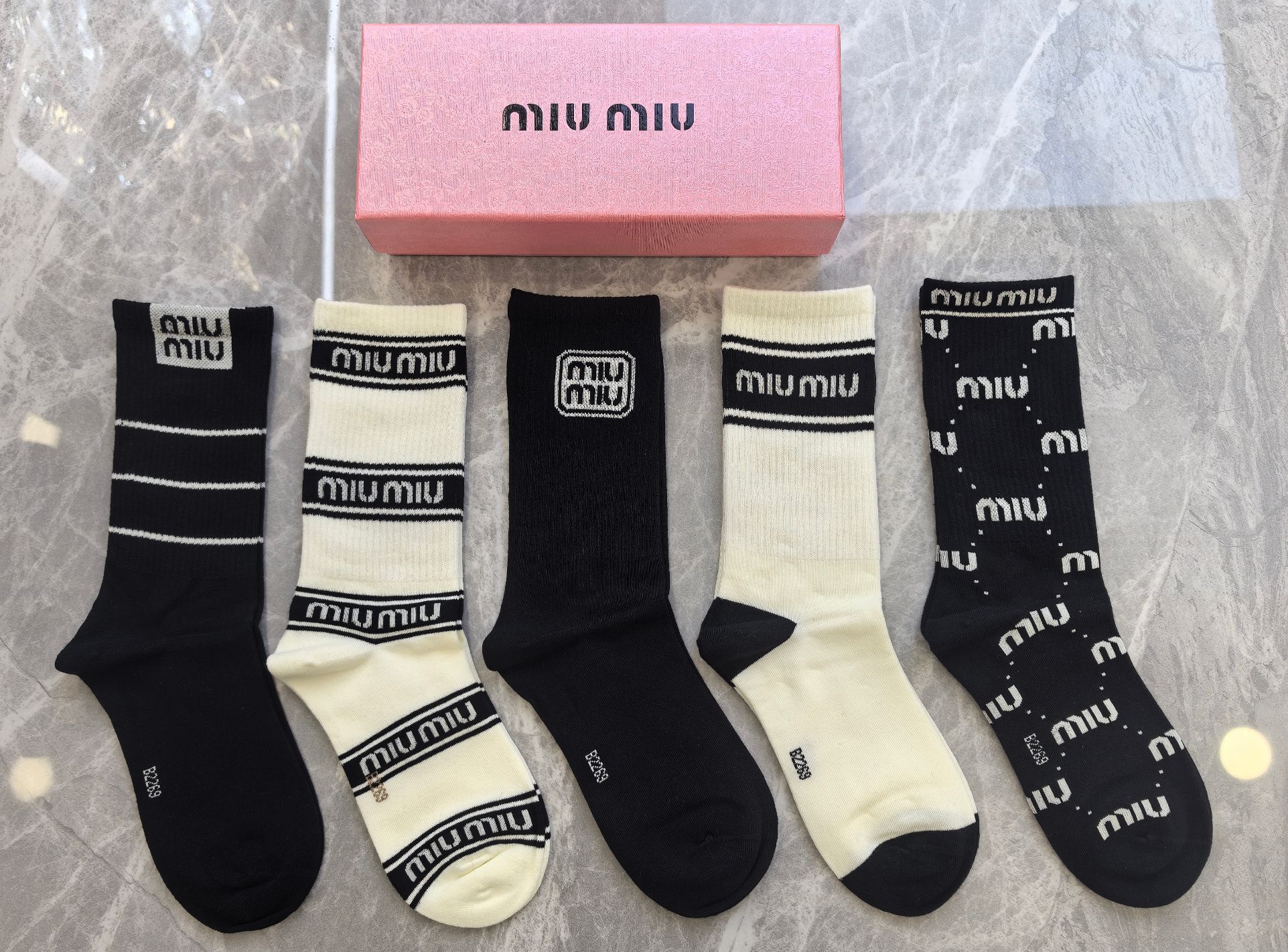 💛配专柜包装MiuMiu（缪缪）新款中长款堆堆袜袜子！一盒五双，专柜同步筒袜袜子，💛大牌出街，潮人必备🔥