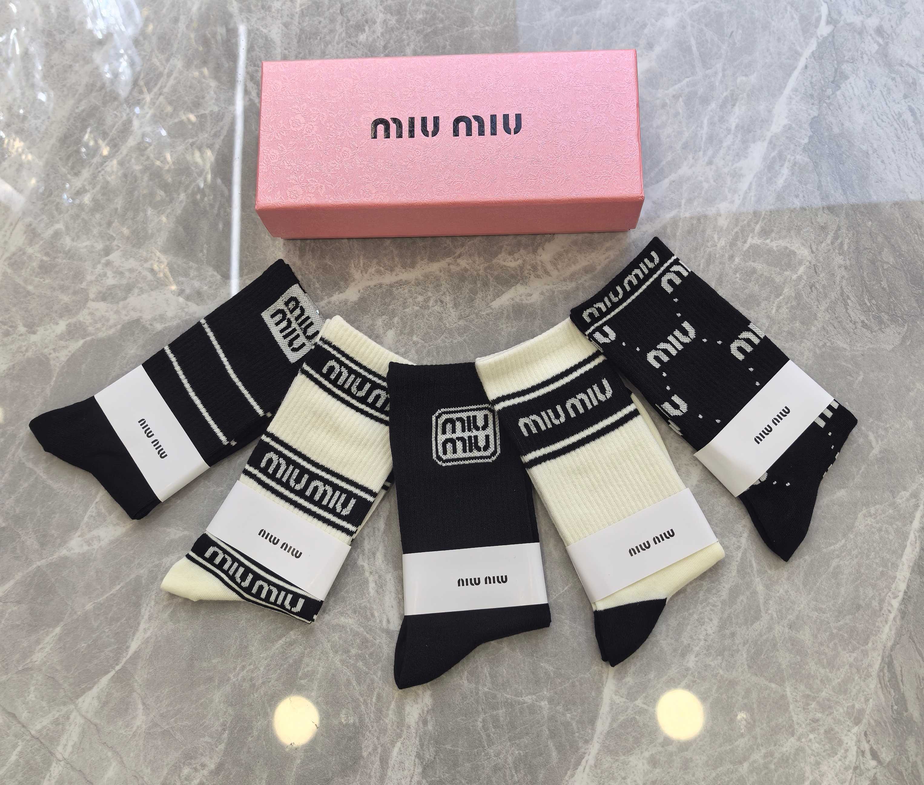 💛配专柜包装MiuMiu（缪缪）新款中长款堆堆袜袜子！一盒五双，专柜同步筒袜袜子，💛大牌出街，潮人必备🔥