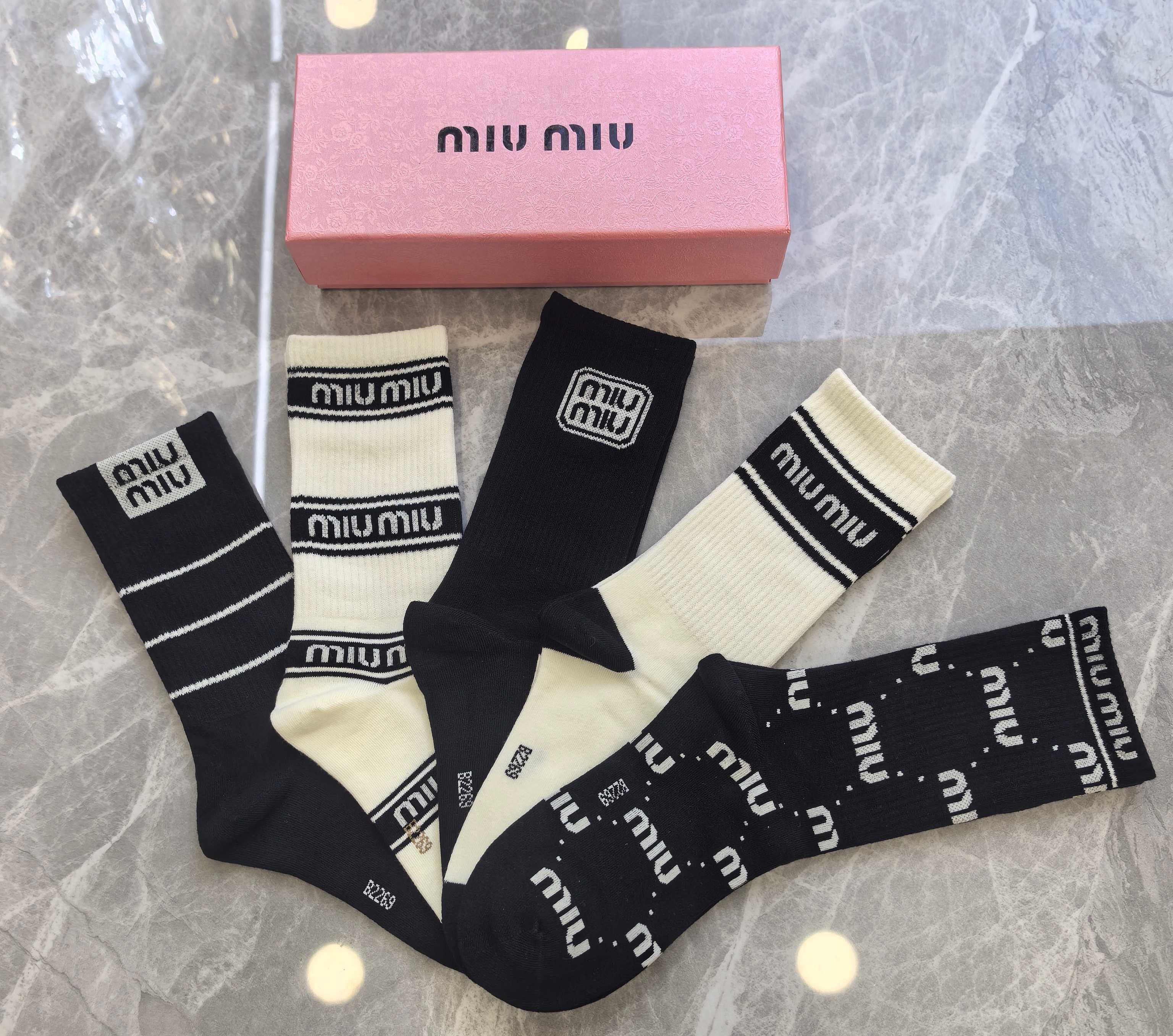 💛配专柜包装MiuMiu（缪缪）新款中长款堆堆袜袜子！一盒五双，专柜同步筒袜袜子，💛大牌出街，潮人必备🔥