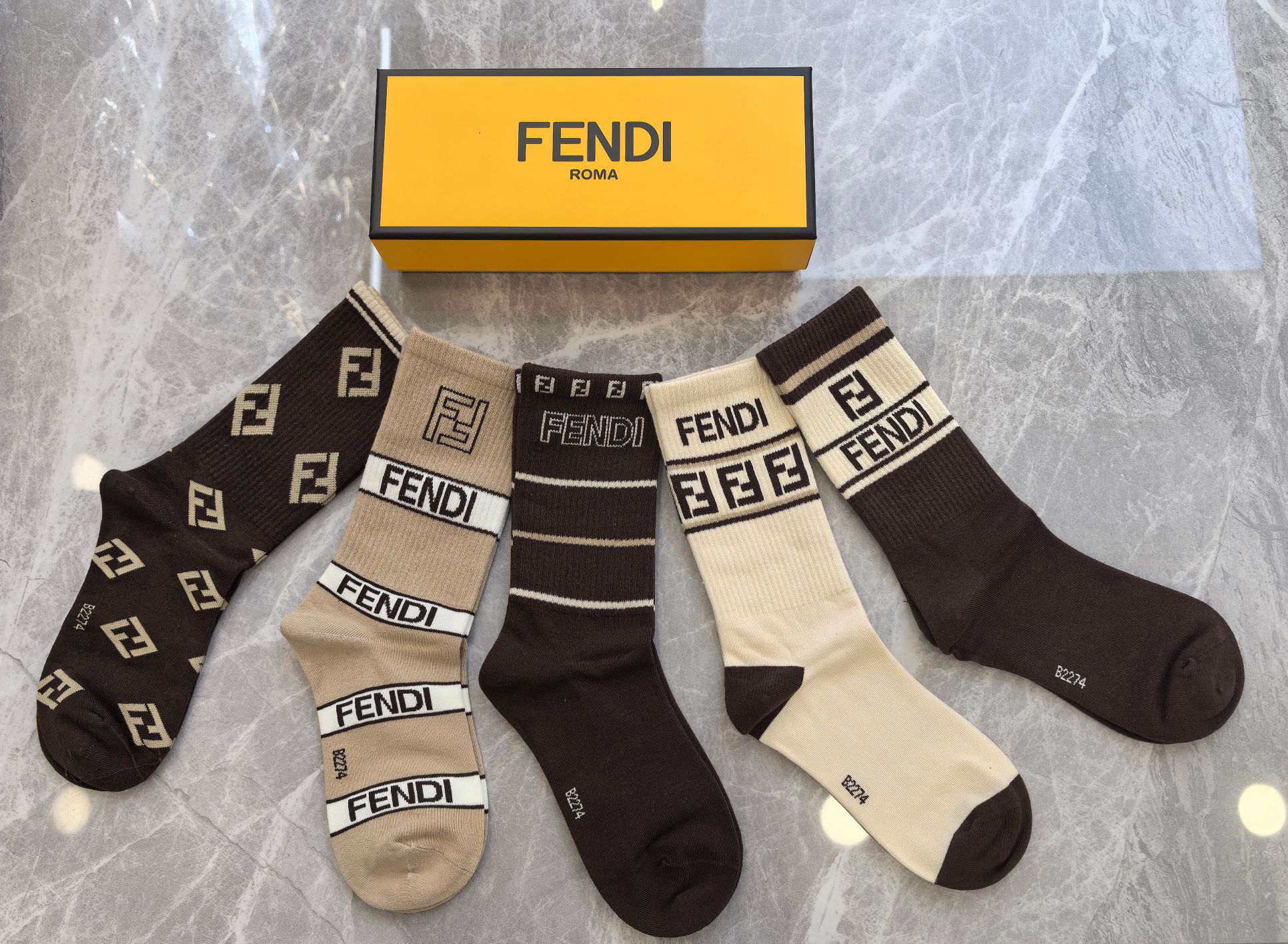 出新拉🎉🎉🎉FENDI（芬迪）专柜最新春款🎉纯棉质量😝穿着舒适透气、潮流百搭🎁🎁一盒5双入🎁🎁