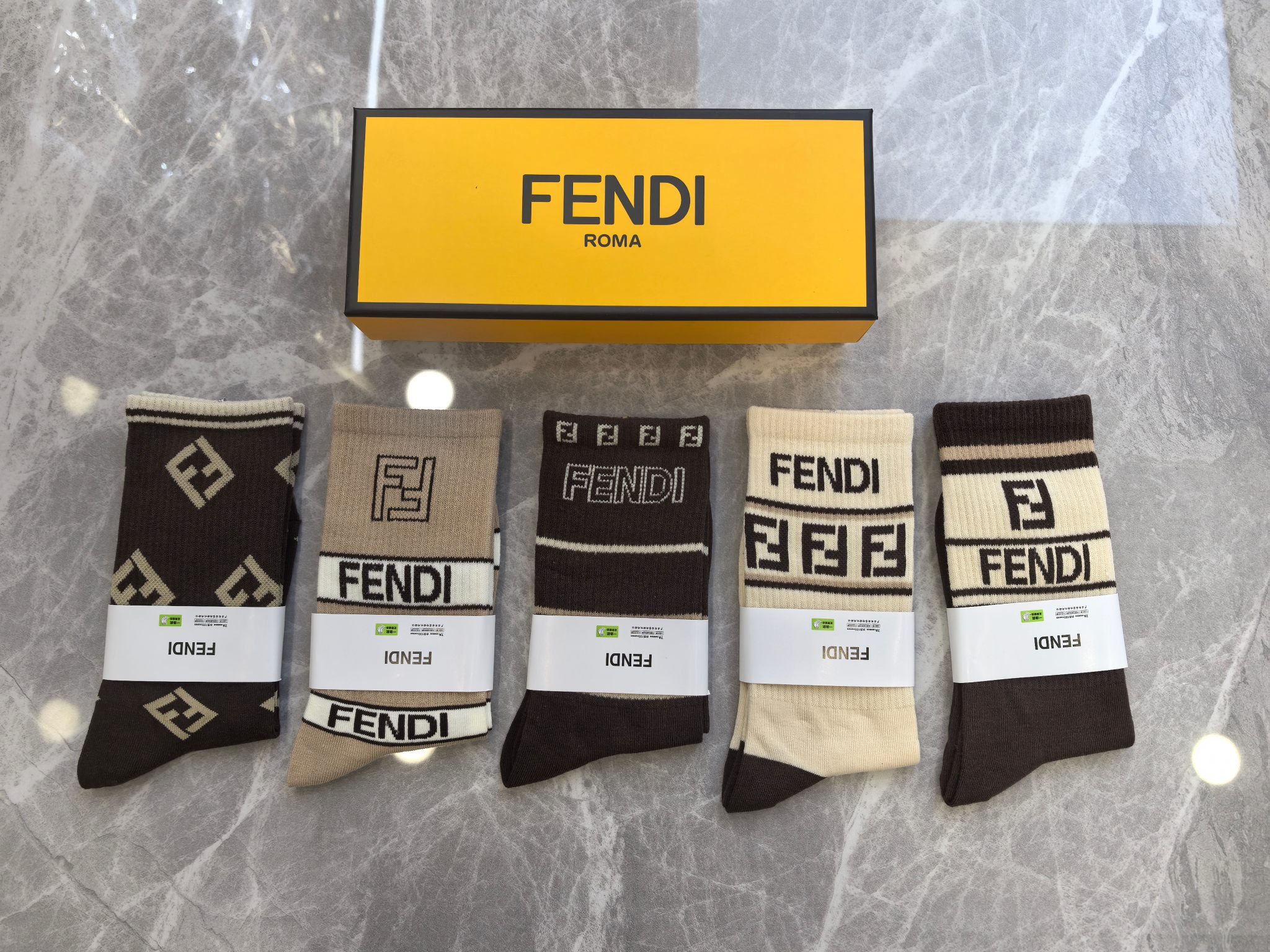 出新拉🎉🎉🎉FENDI（芬迪）专柜最新春款🎉纯棉质量😝穿着舒适透气、潮流百搭🎁🎁一盒5双入🎁🎁