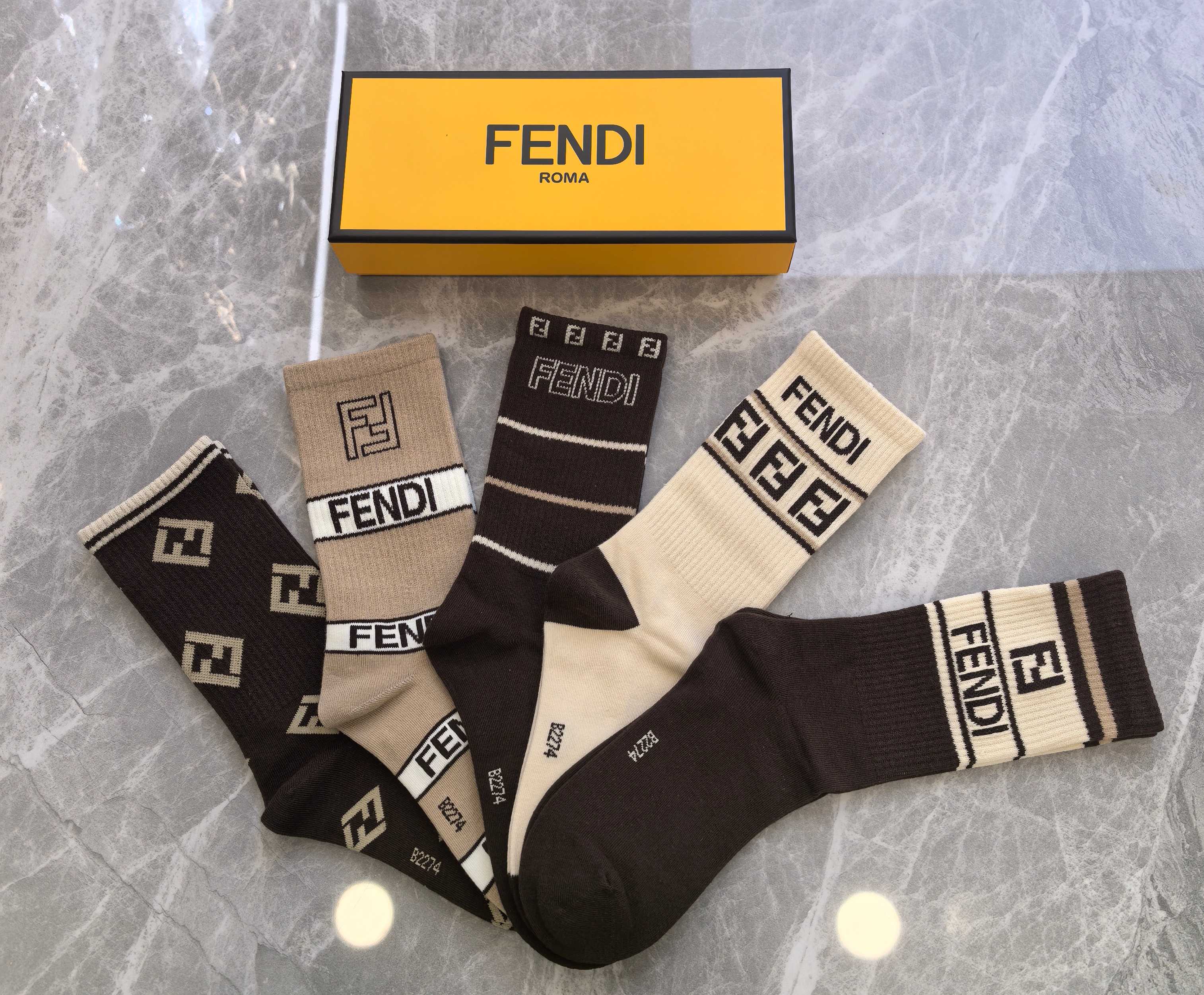 出新拉🎉🎉🎉FENDI（芬迪）专柜最新春款🎉纯棉质量😝穿着舒适透气、潮流百搭🎁🎁一盒5双入🎁🎁