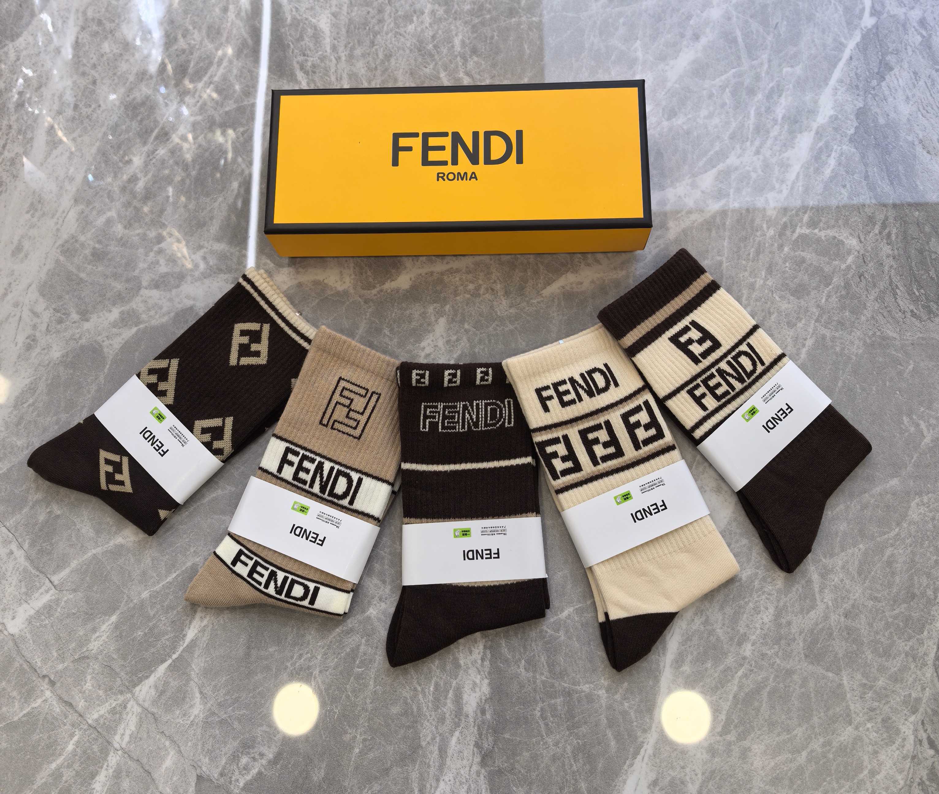 出新拉🎉🎉🎉FENDI（芬迪）专柜最新春款🎉纯棉质量😝穿着舒适透气、潮流百搭🎁🎁一盒5双入🎁🎁