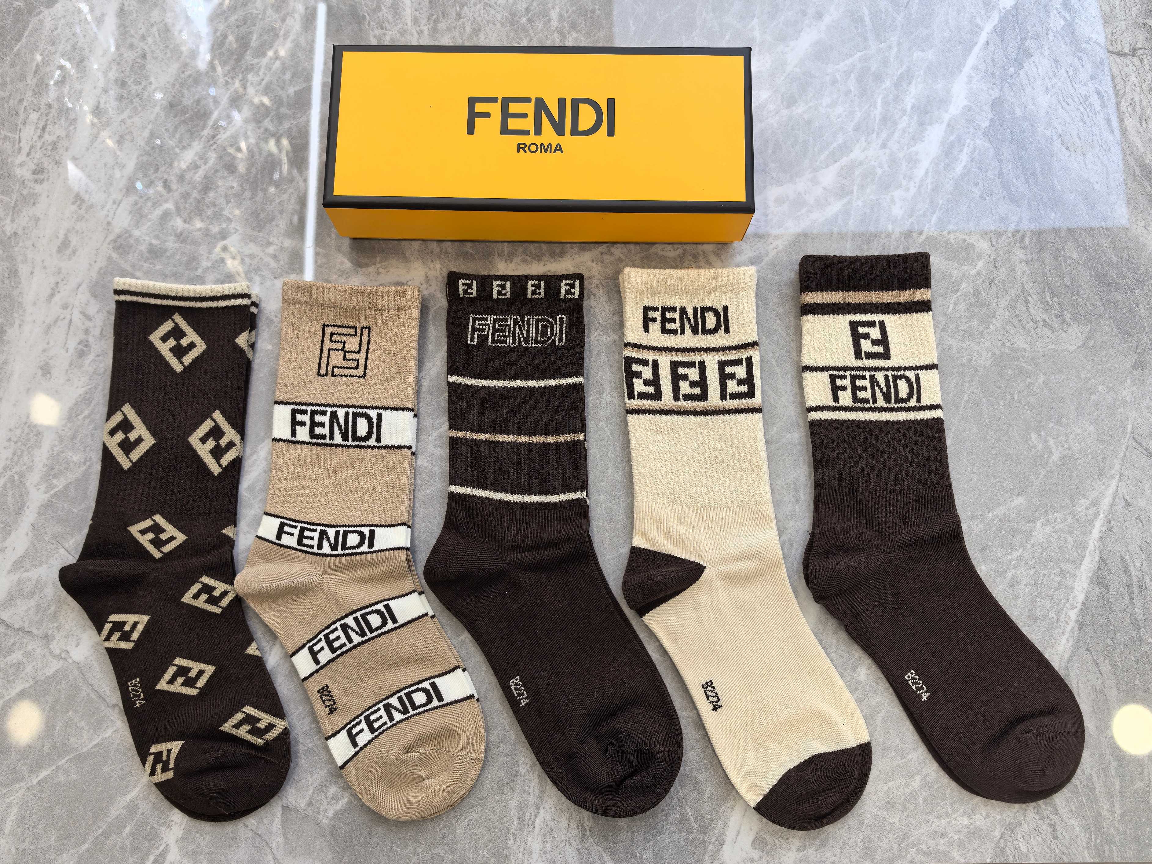 出新拉🎉🎉🎉FENDI（芬迪）专柜最新春款🎉纯棉质量😝穿着舒适透气、潮流百搭🎁🎁一盒5双入🎁🎁