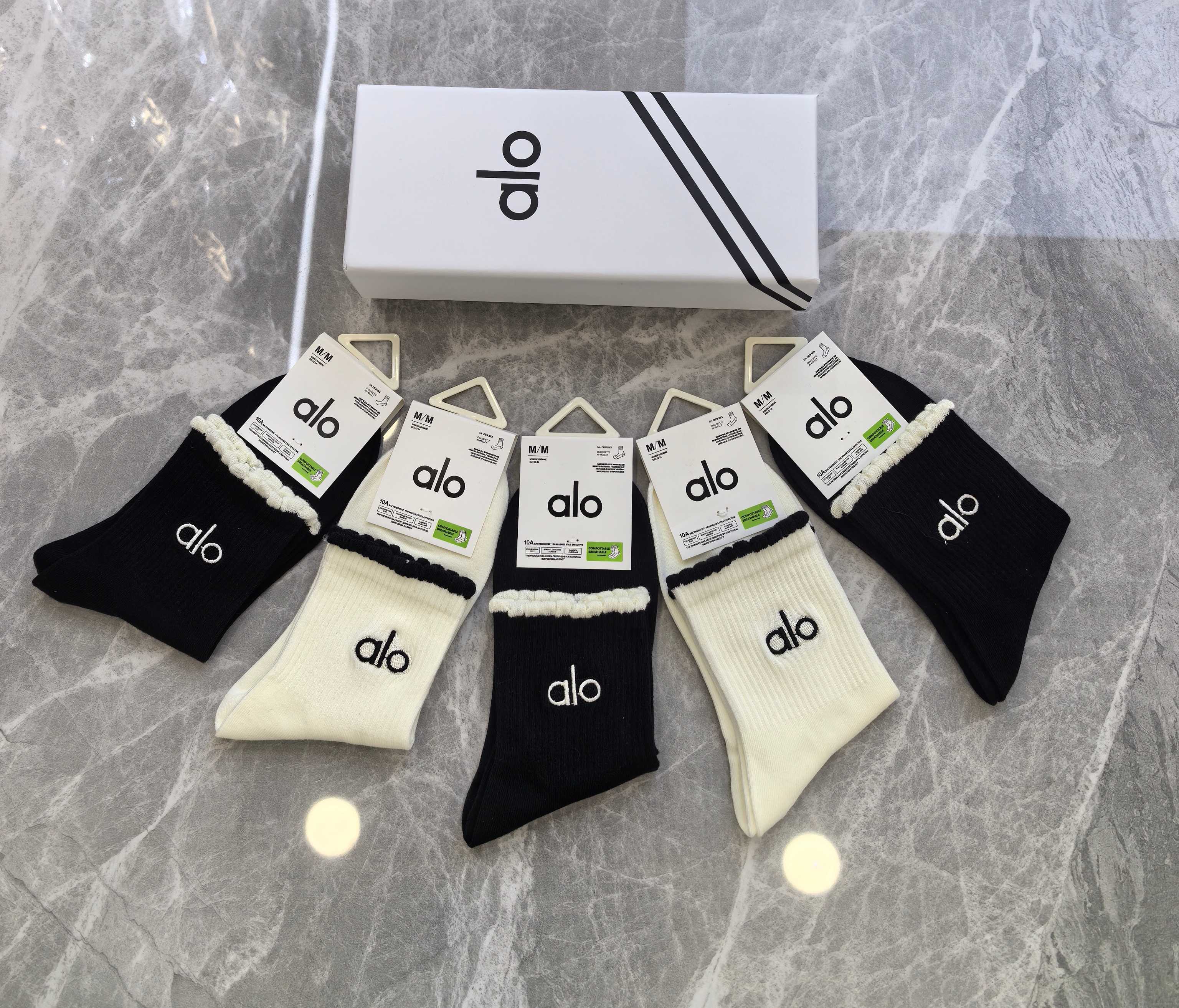 💛配包装ALO 新款刺绣中长筒款堆堆袜袜子！一盒五双， 专柜同步筒款袜子，💛大牌出街，潮人必备🔥超好搭
