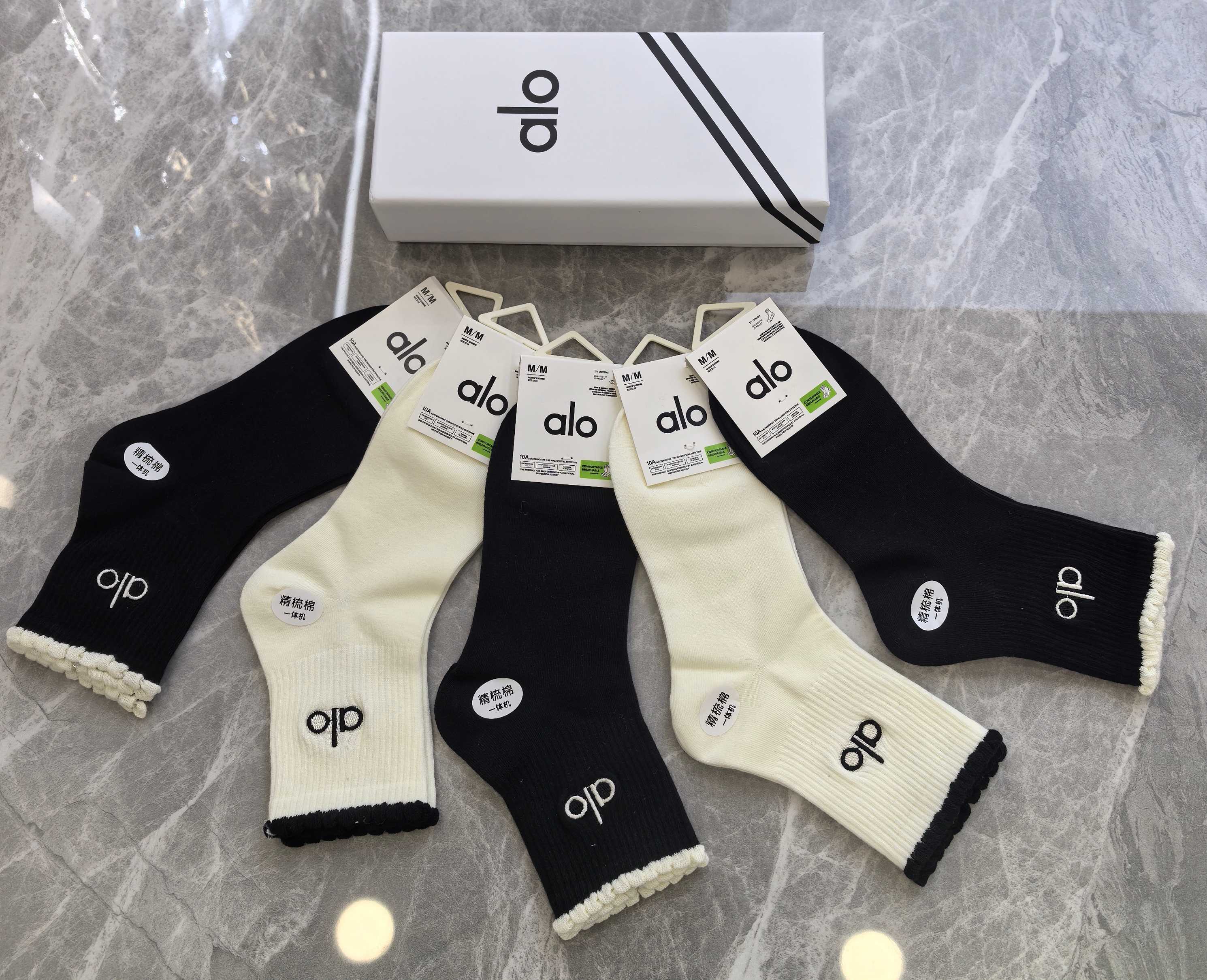 💛配包装ALO 新款刺绣中长筒款堆堆袜袜子！一盒五双， 专柜同步筒款袜子，💛大牌出街，潮人必备🔥超好搭