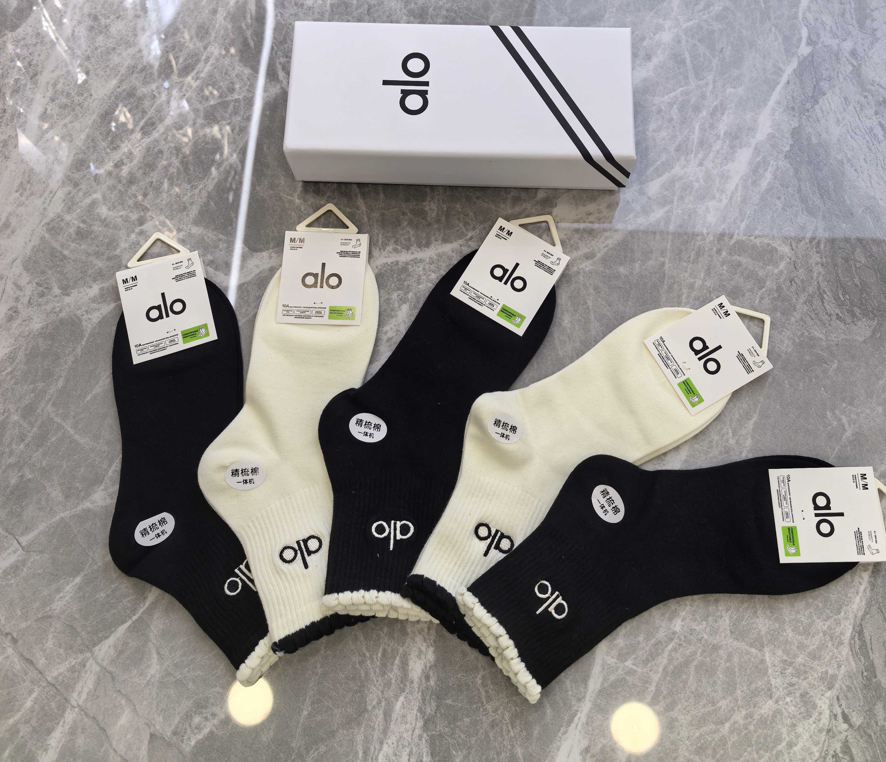 💛配包装ALO 新款刺绣中长筒款堆堆袜袜子！一盒五双， 专柜同步筒款袜子，💛大牌出街，潮人必备🔥超好搭