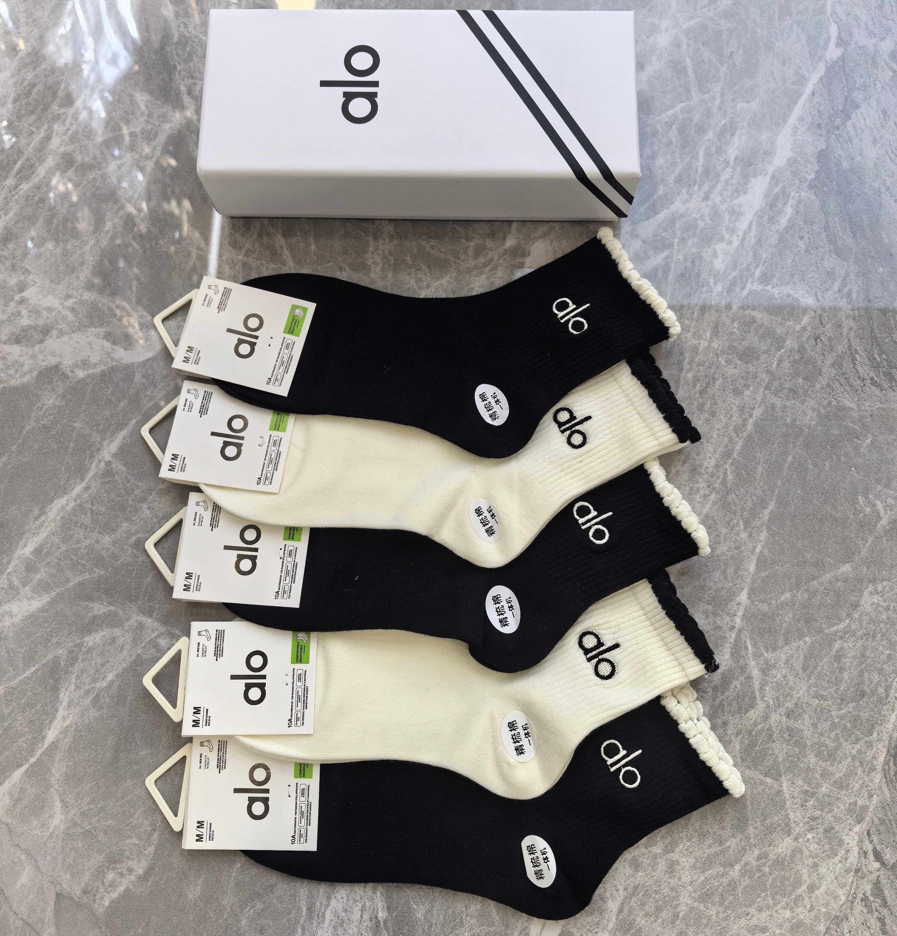 💛配包装ALO 新款刺绣中长筒款堆堆袜袜子！一盒五双， 专柜同步筒款袜子，💛大牌出街，潮人必备🔥超好搭