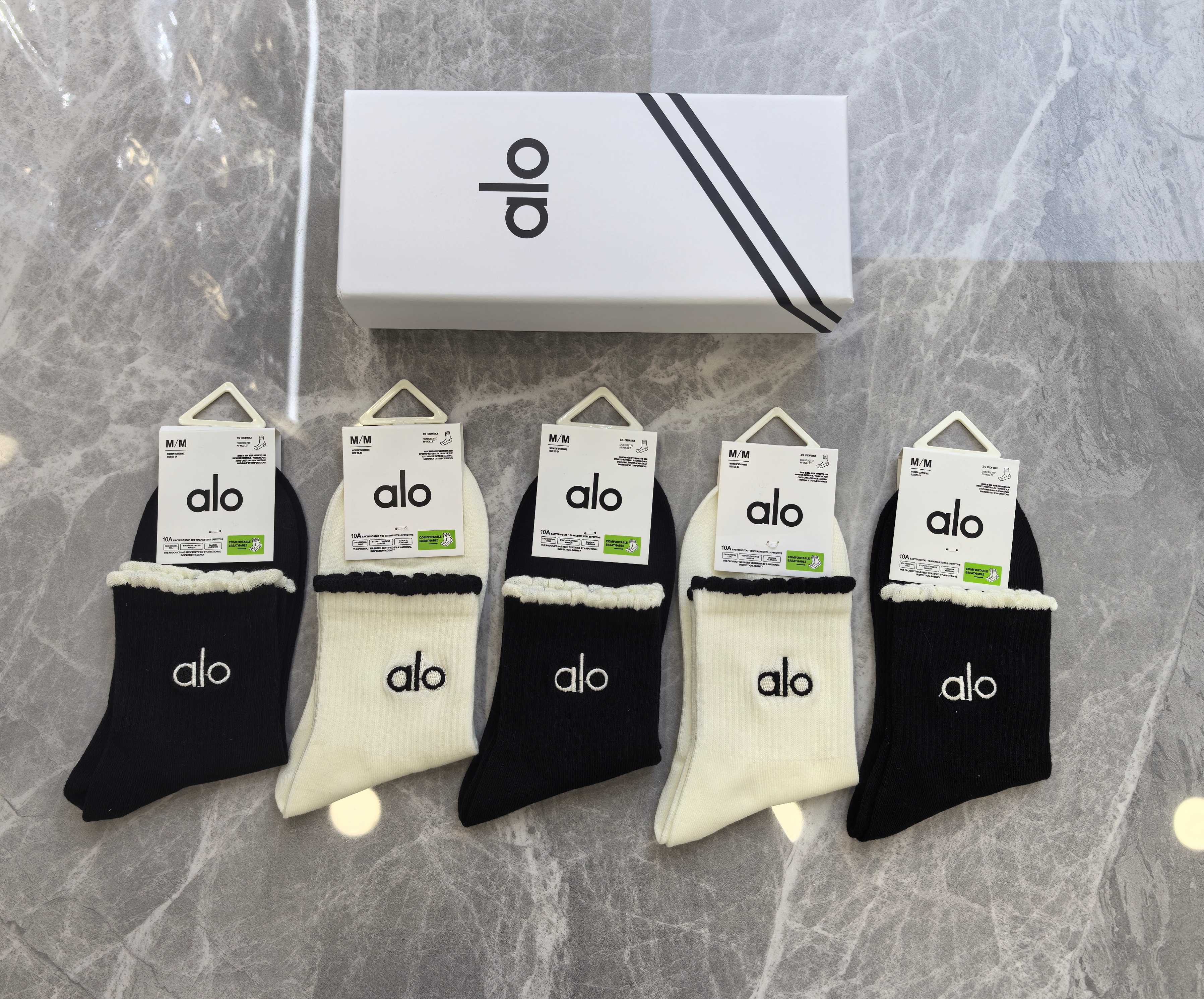 💛配包装ALO 新款刺绣中长筒款堆堆袜袜子！一盒五双， 专柜同步筒款袜子，💛大牌出街，潮人必备🔥超好搭