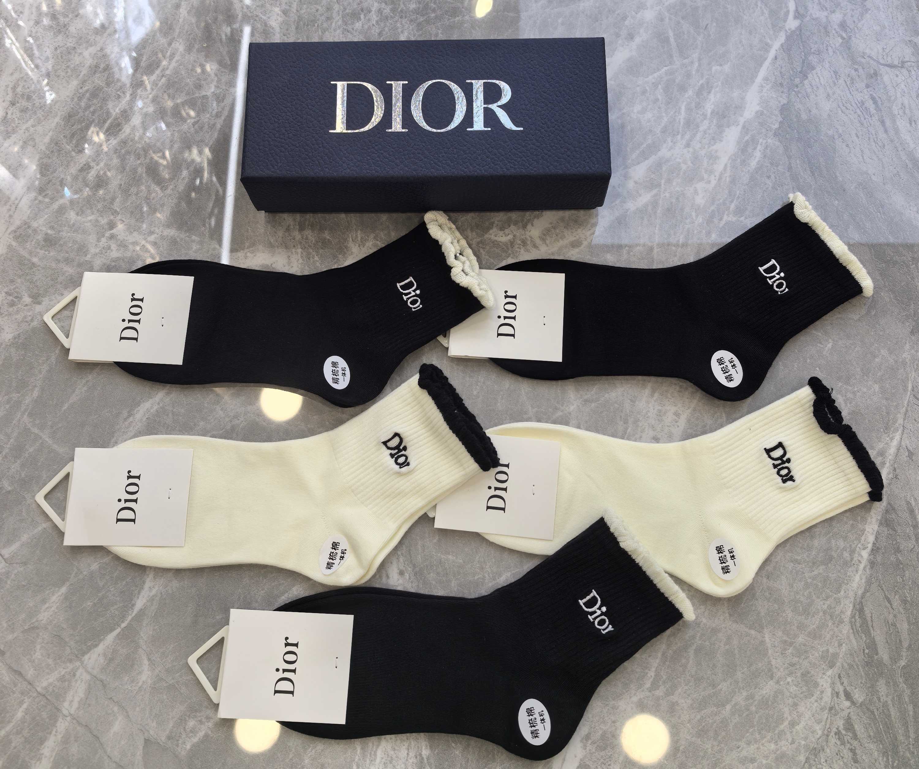 💛配专柜包装Dior（迪奥）新款刺绣中长款堆堆袜袜子！一盒五双，专柜同步筒袜袜子，💛大牌出街，潮人必备🔥