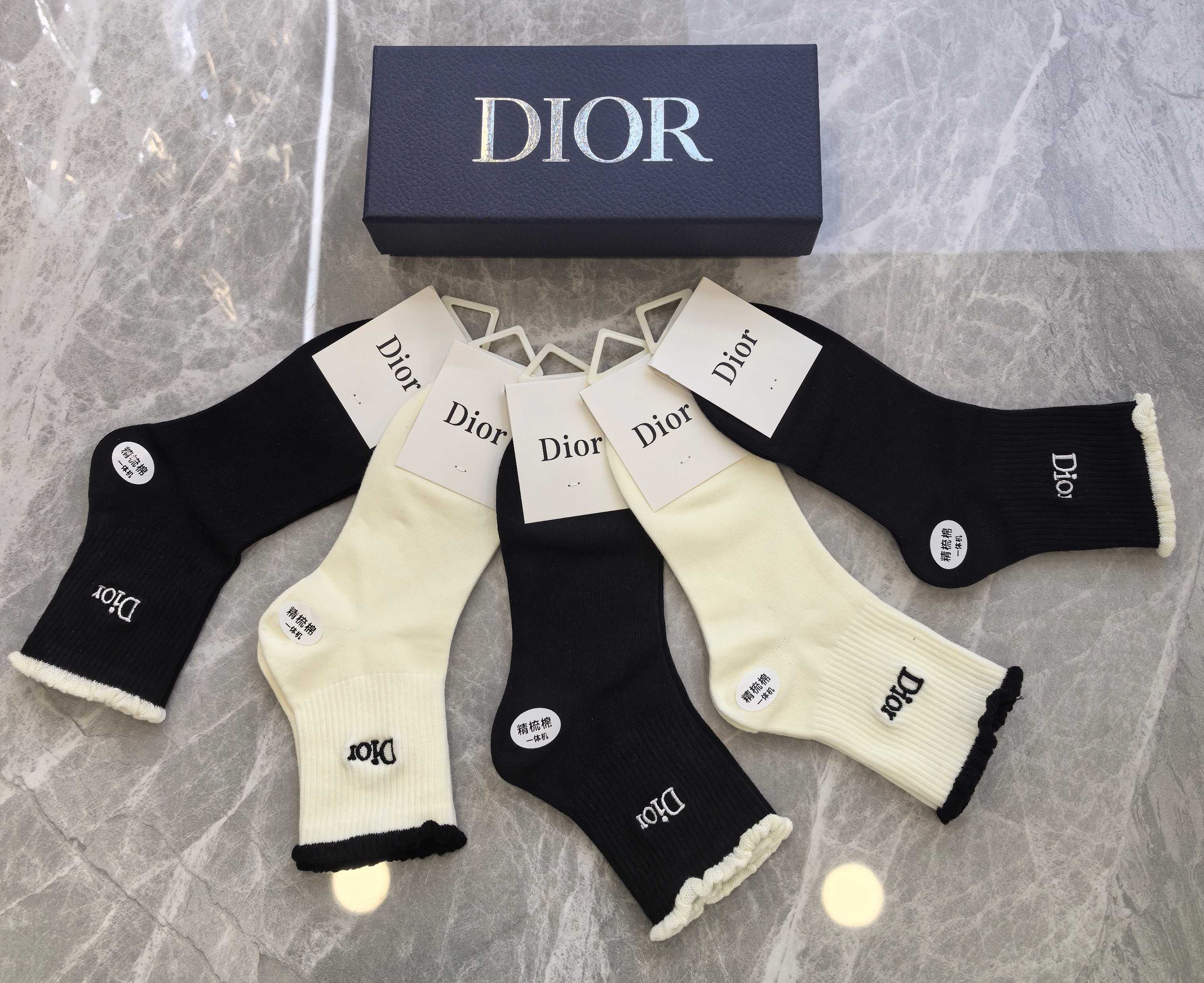 💛配专柜包装Dior（迪奥）新款刺绣中长款堆堆袜袜子！一盒五双，专柜同步筒袜袜子，💛大牌出街，潮人必备🔥