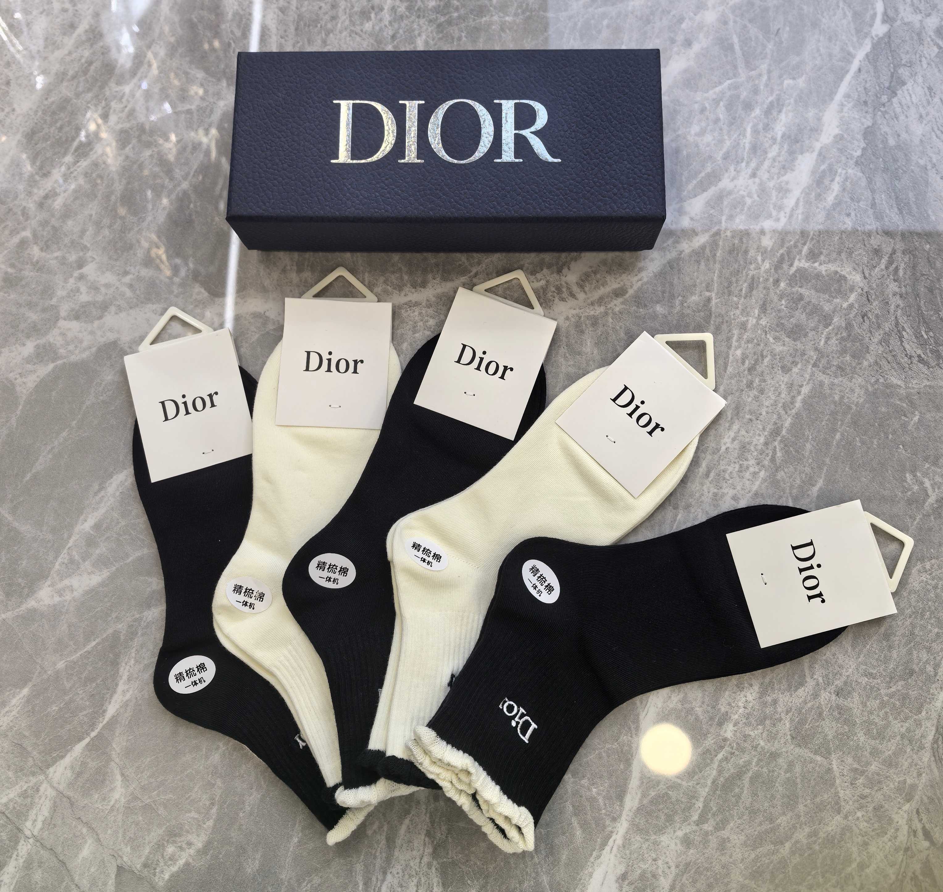 💛配专柜包装Dior（迪奥）新款刺绣中长款堆堆袜袜子！一盒五双，专柜同步筒袜袜子，💛大牌出街，潮人必备🔥