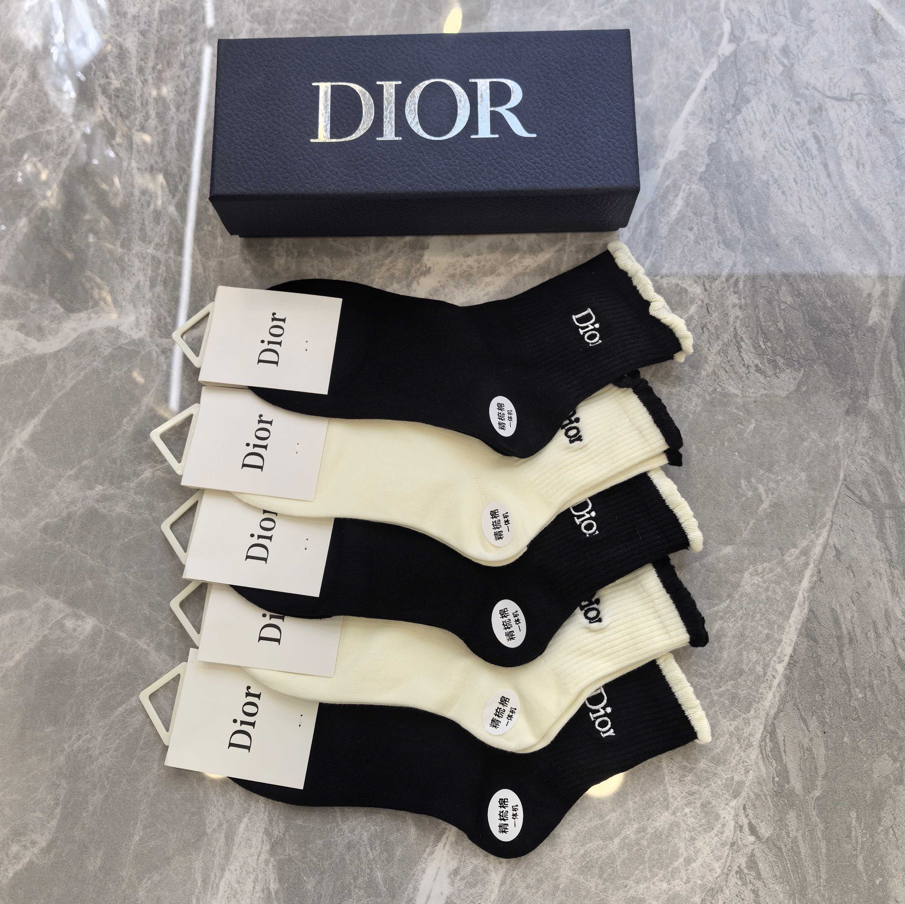 💛配专柜包装Dior（迪奥）新款刺绣中长款堆堆袜袜子！一盒五双，专柜同步筒袜袜子，💛大牌出街，潮人必备🔥