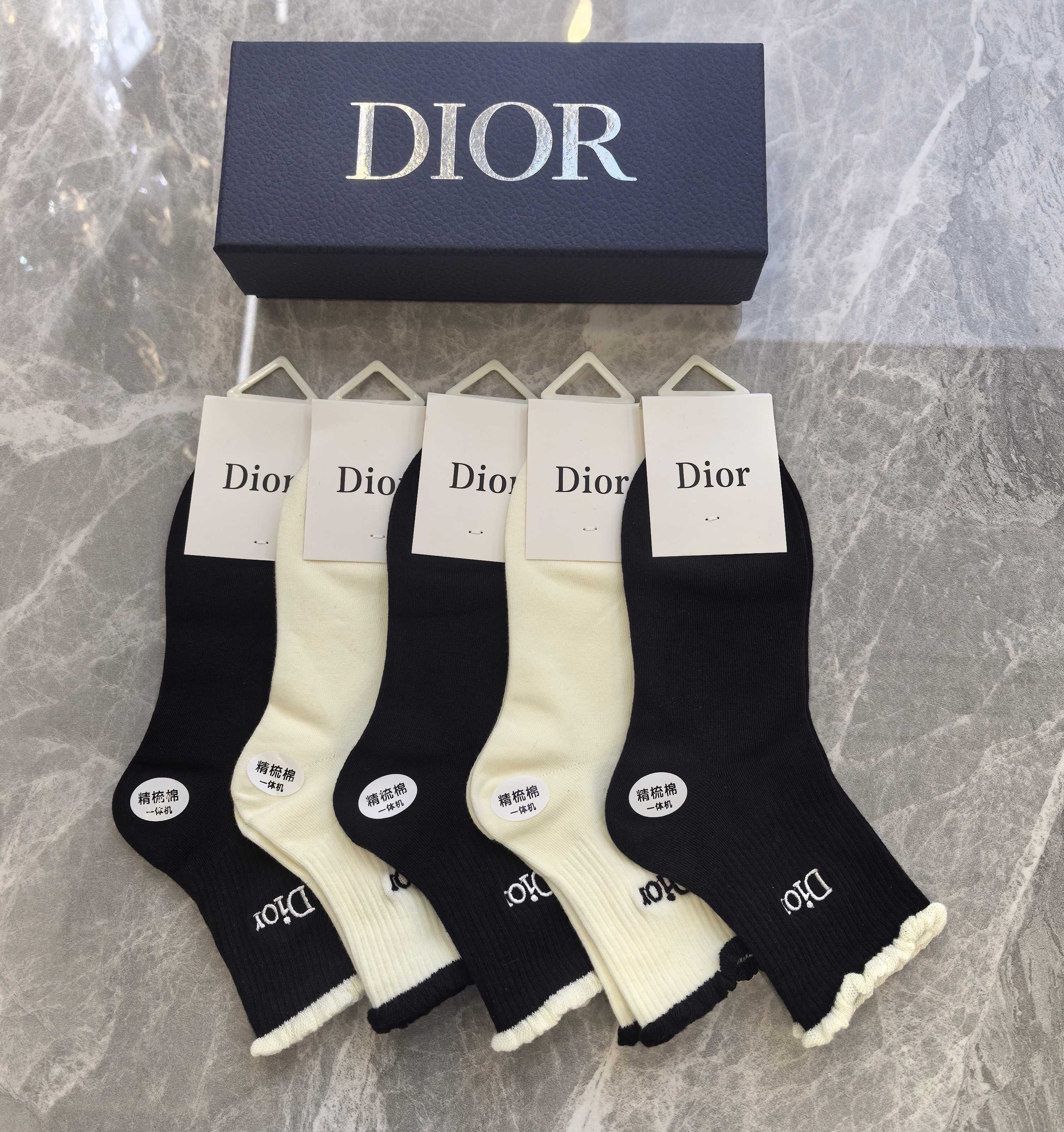 💛配专柜包装Dior（迪奥）新款刺绣中长款堆堆袜袜子！一盒五双，专柜同步筒袜袜子，💛大牌出街，潮人必备🔥