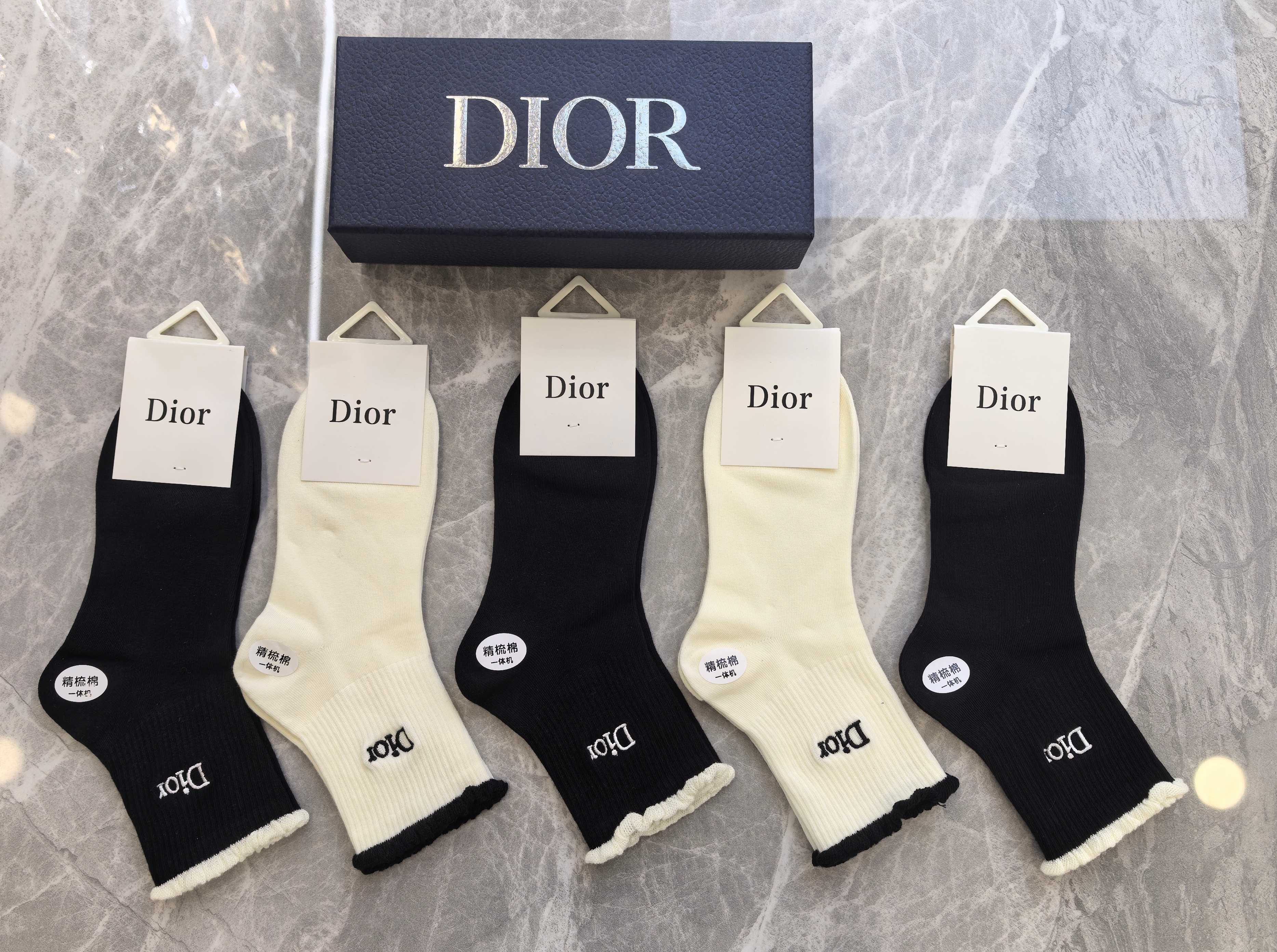 💛配专柜包装Dior（迪奥）新款刺绣中长款堆堆袜袜子！一盒五双，专柜同步筒袜袜子，💛大牌出街，潮人必备🔥