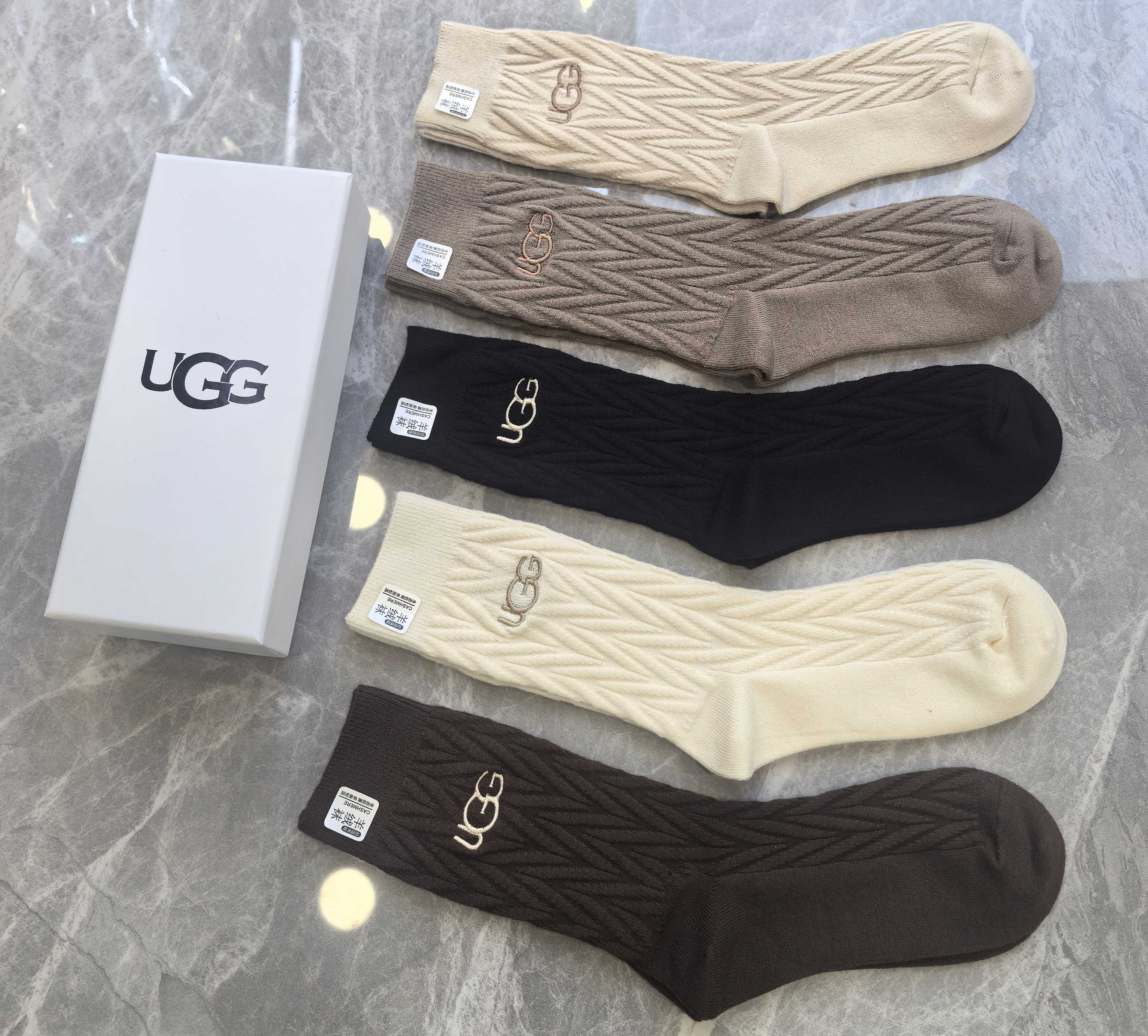 💛配包装UGG 新款羊绒刺绣中长款堆堆袜袜子！一盒五双， 专柜同步筒款袜子，💛大牌出街，潮人必备🔥超好搭