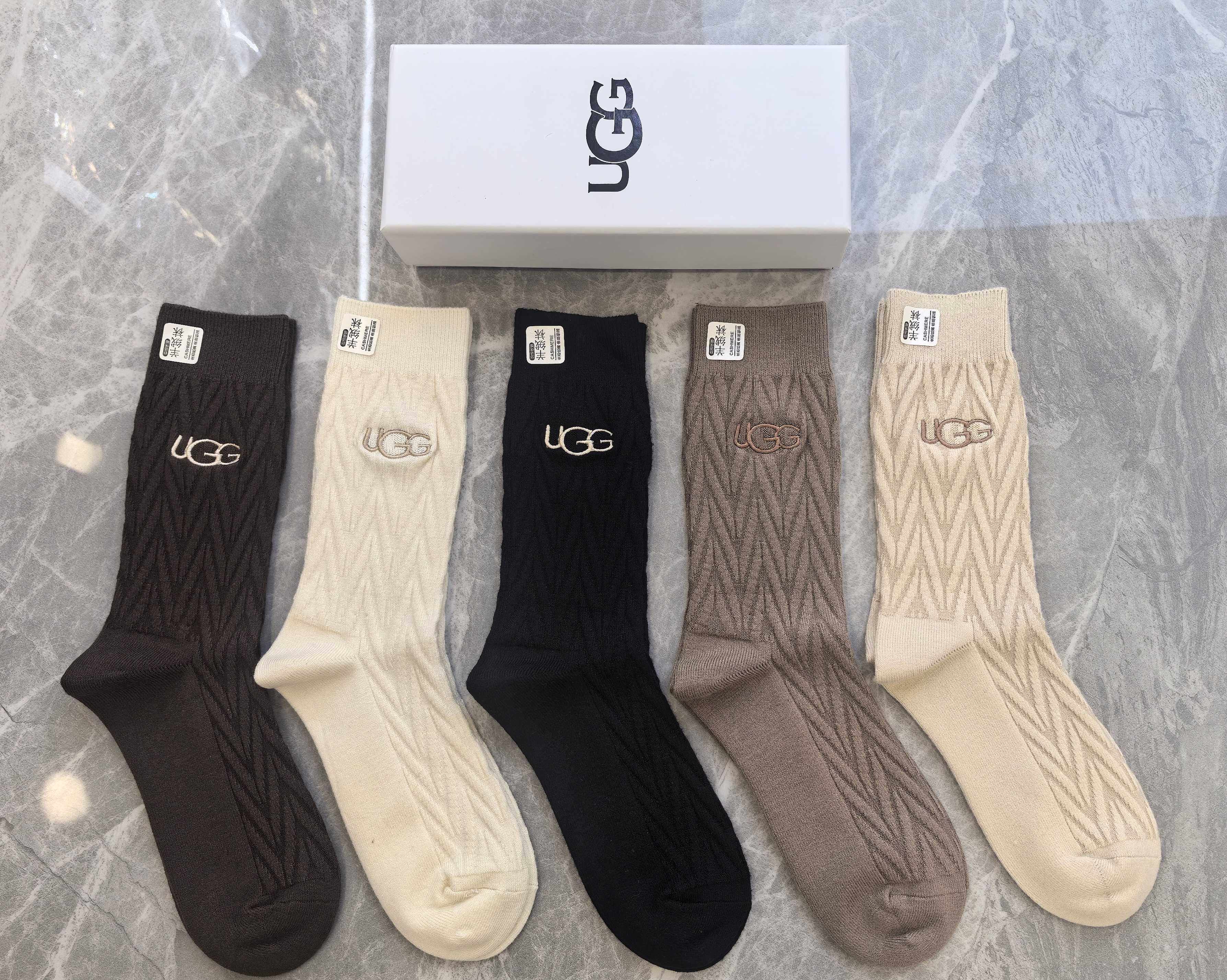 💛配包装UGG 新款羊绒刺绣中长款堆堆袜袜子！一盒五双， 专柜同步筒款袜子，💛大牌出街，潮人必备🔥超好搭