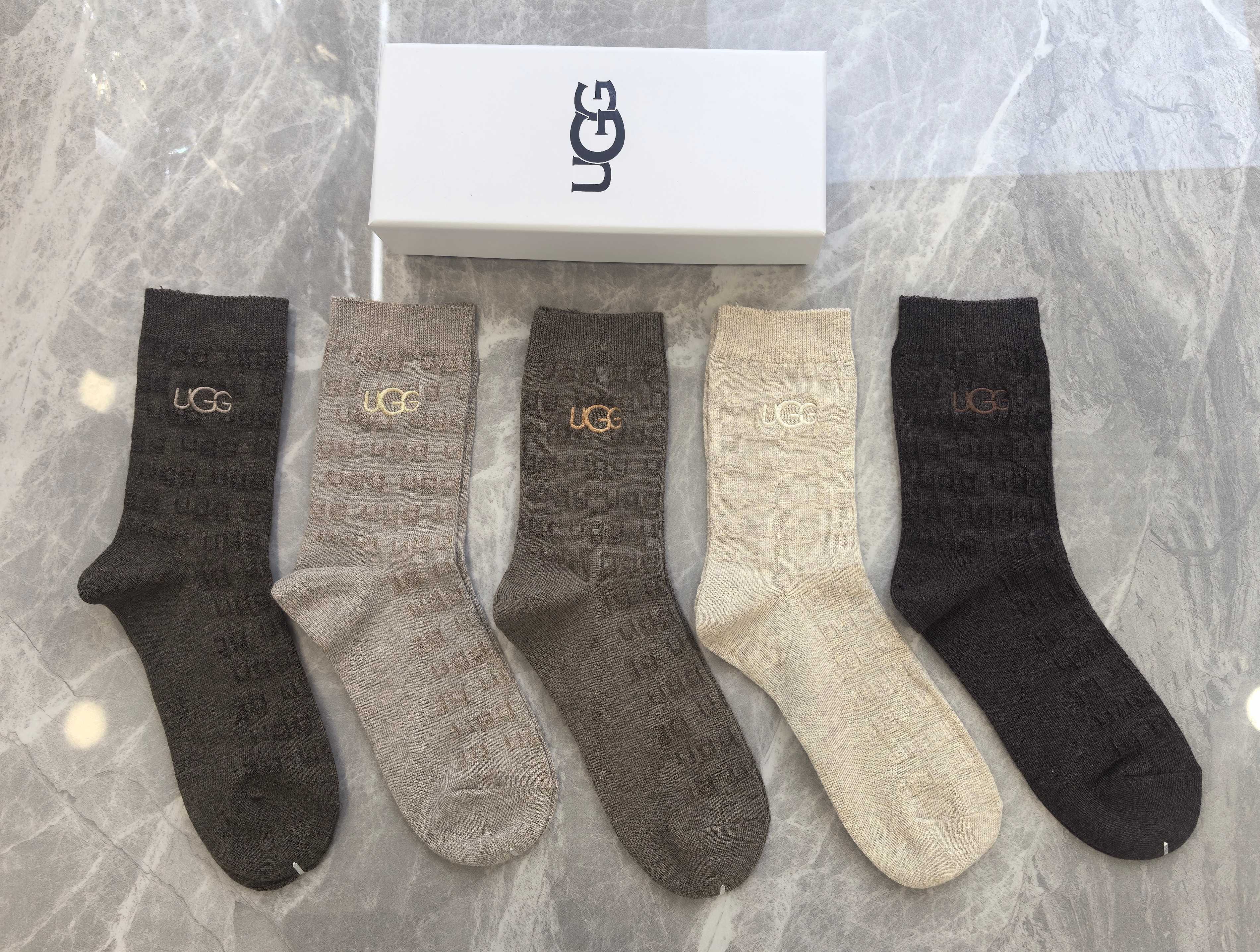 💛配包装UGG 新款羊绒刺绣中长款堆堆袜袜子！一盒五双， 专柜同步筒款袜子，💛大牌出街，潮人必备🔥超好搭