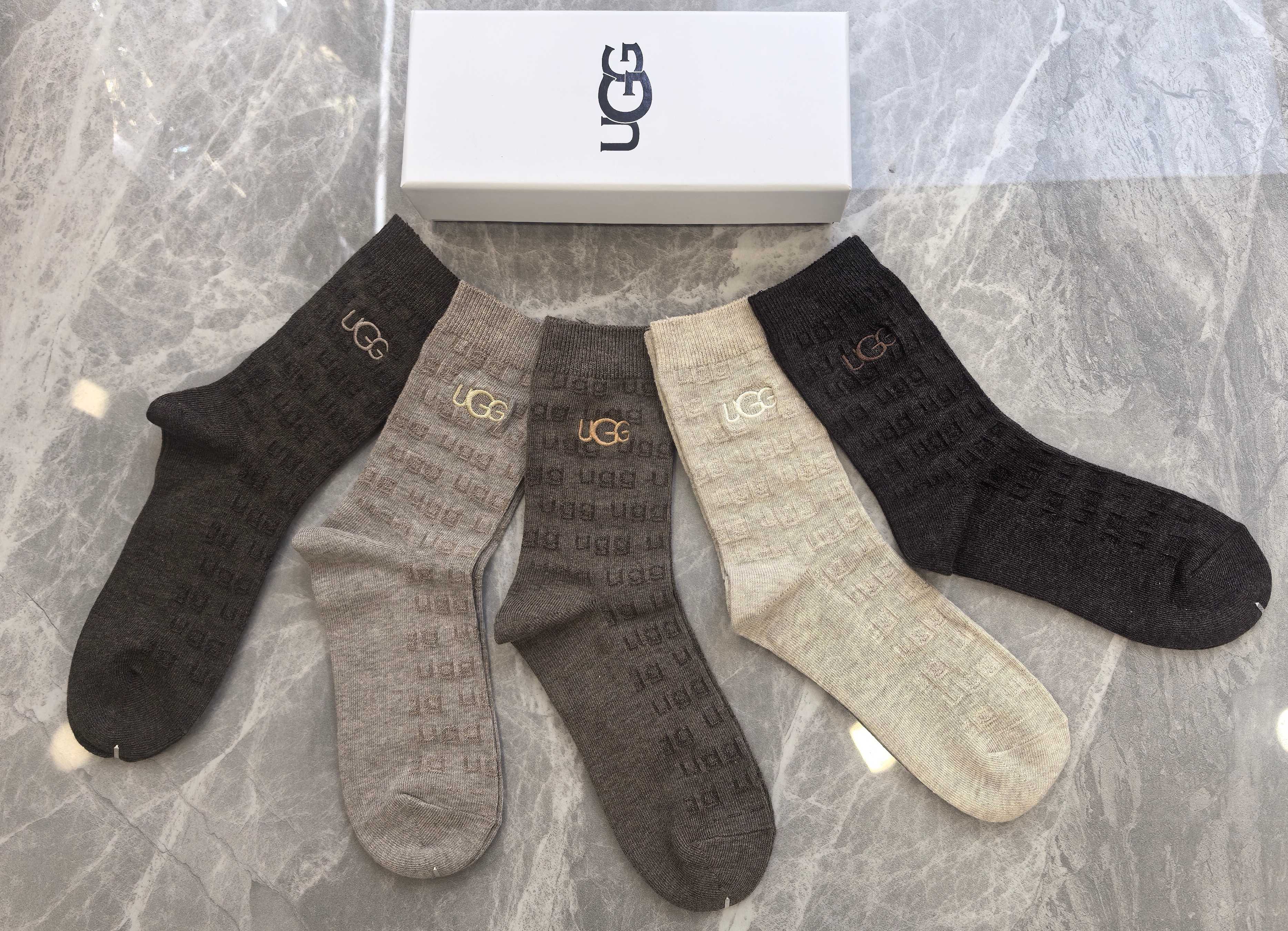 💛配包装UGG 新款羊绒刺绣中长款堆堆袜袜子！一盒五双， 专柜同步筒款袜子，💛大牌出街，潮人必备🔥超好搭