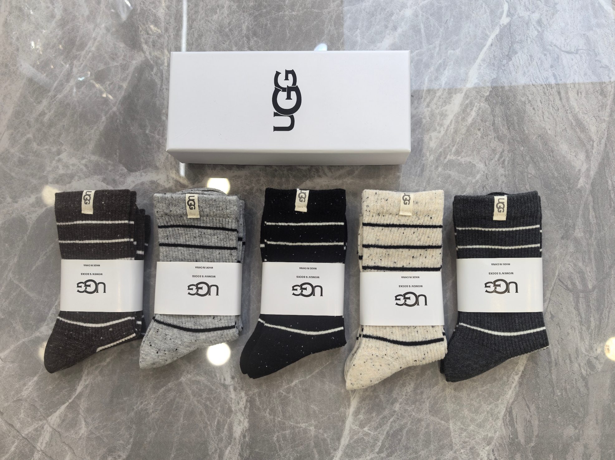 💛配包装UGG 新款羊绒中长款堆堆袜袜子！一盒五双， 专柜同步筒款袜子，💛大牌出街，潮人必备🔥超好搭