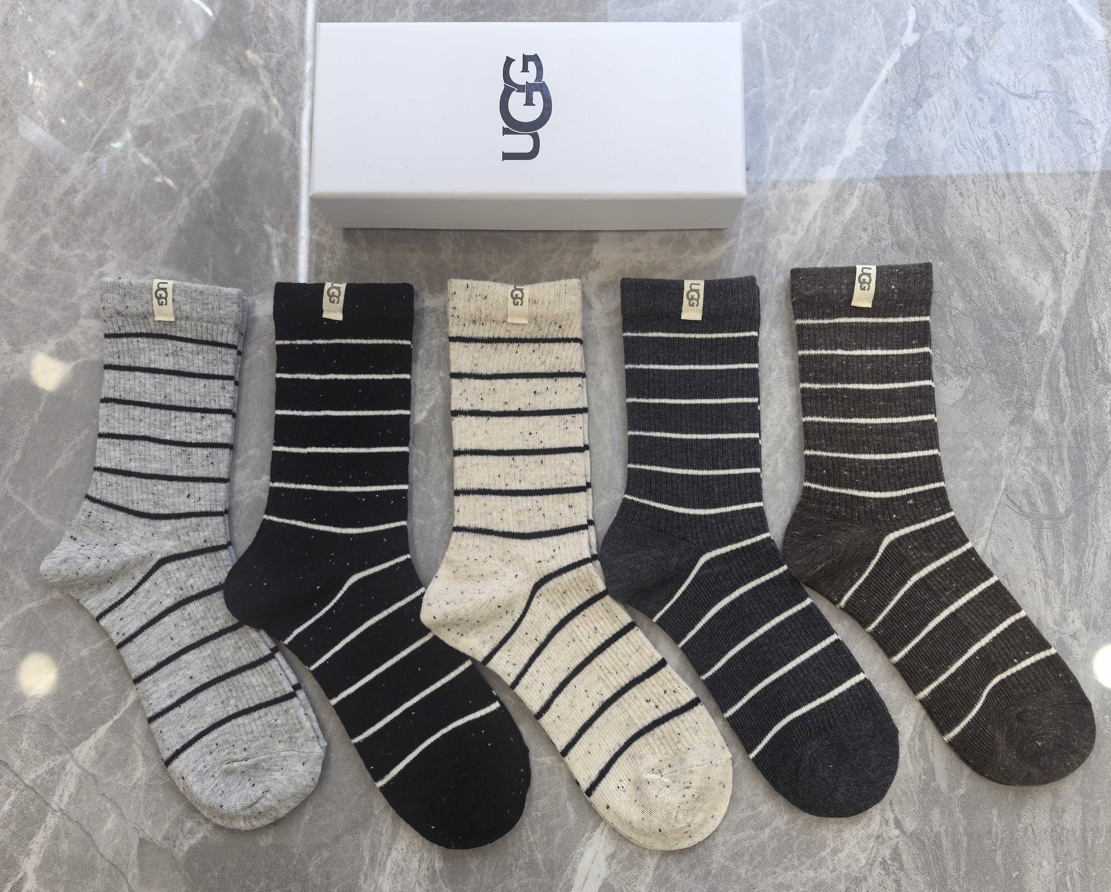 💛配包装UGG 新款羊绒中长款堆堆袜袜子！一盒五双， 专柜同步筒款袜子，💛大牌出街，潮人必备🔥超好搭
