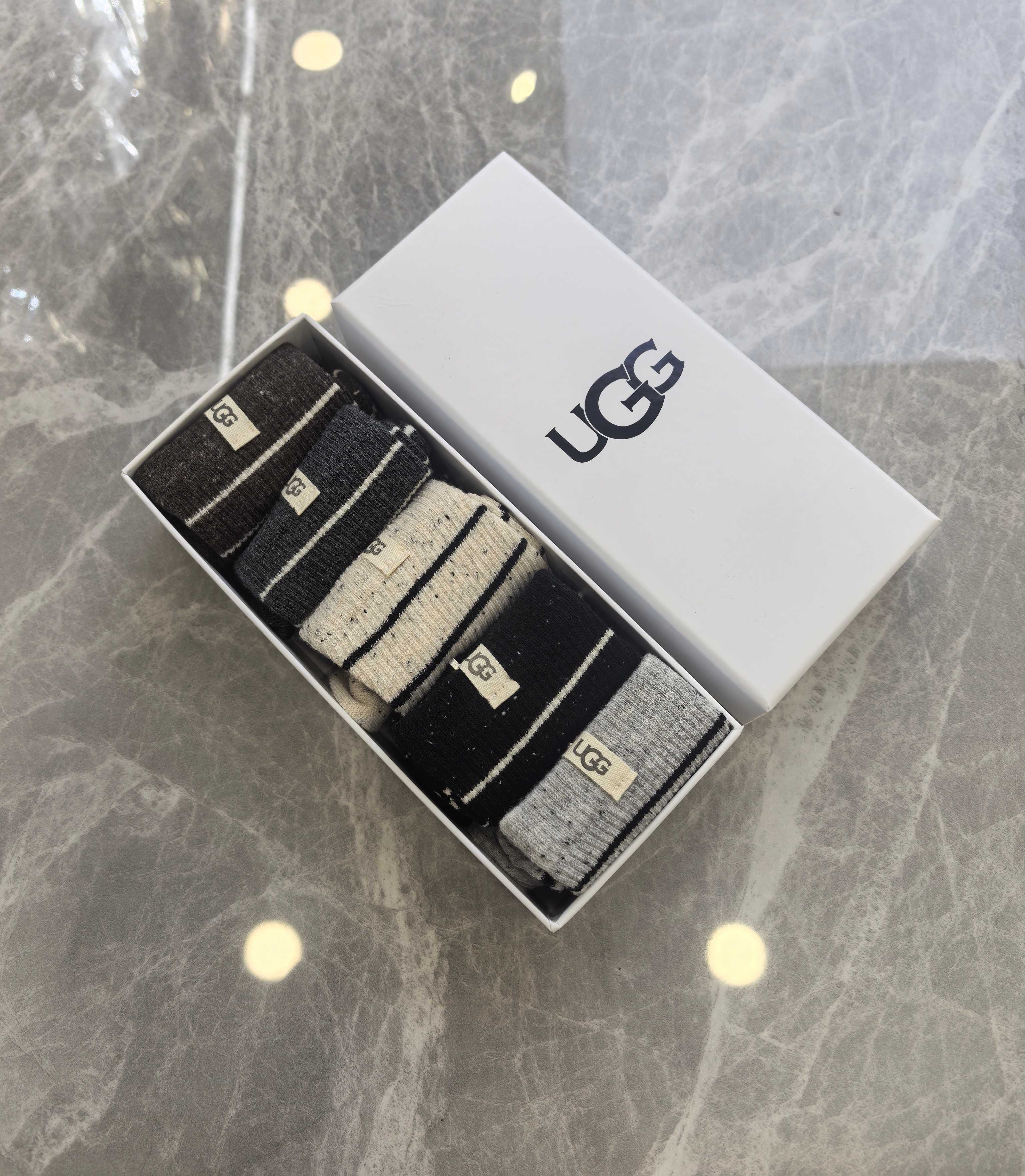 💛配包装UGG 新款羊绒中长款堆堆袜袜子！一盒五双， 专柜同步筒款袜子，💛大牌出街，潮人必备🔥超好搭