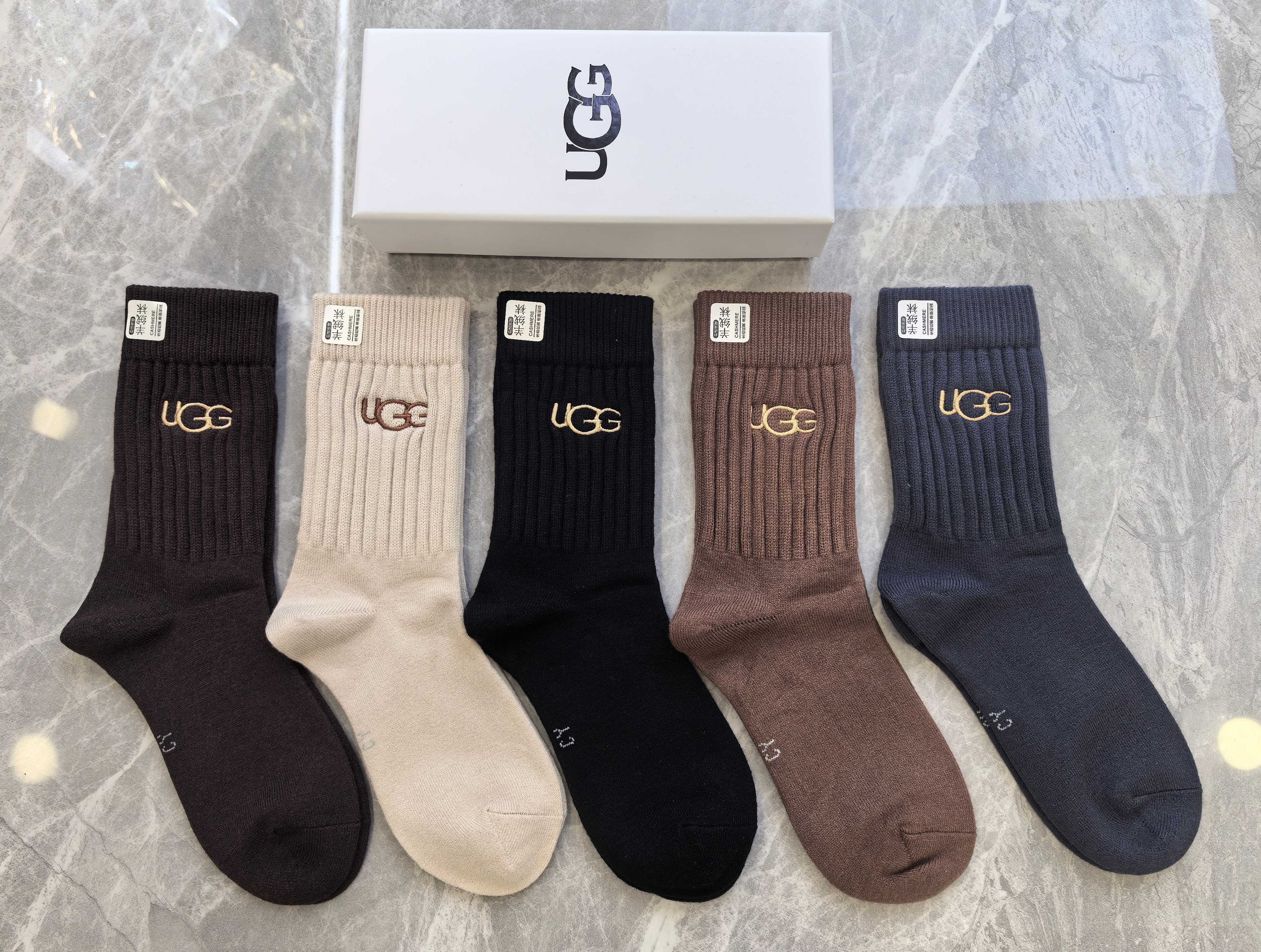 💛配包装UGG 新款羊绒刺绣中长款堆堆袜袜子！一盒五双， 专柜同步筒款袜子，💛大牌出街，潮人必备🔥超好搭