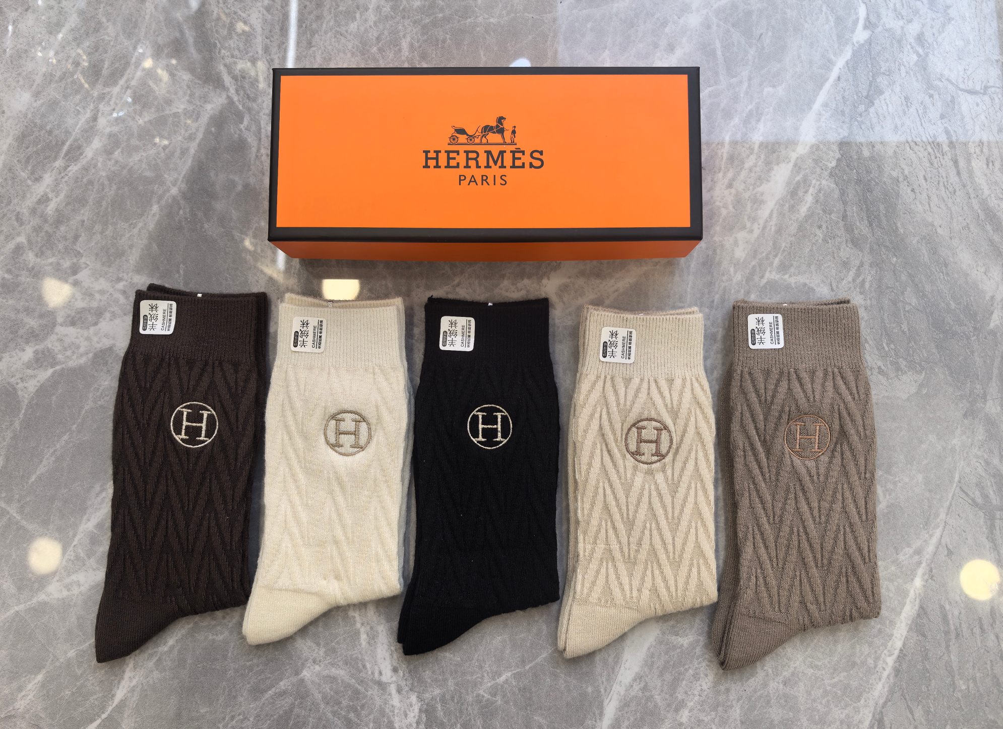 💛配专柜包装HERMES（爱马仕）最新羊绒刺绣款中长款堆堆袜袜子！一盒五双，专柜同步筒袜袜子，💛大牌出街