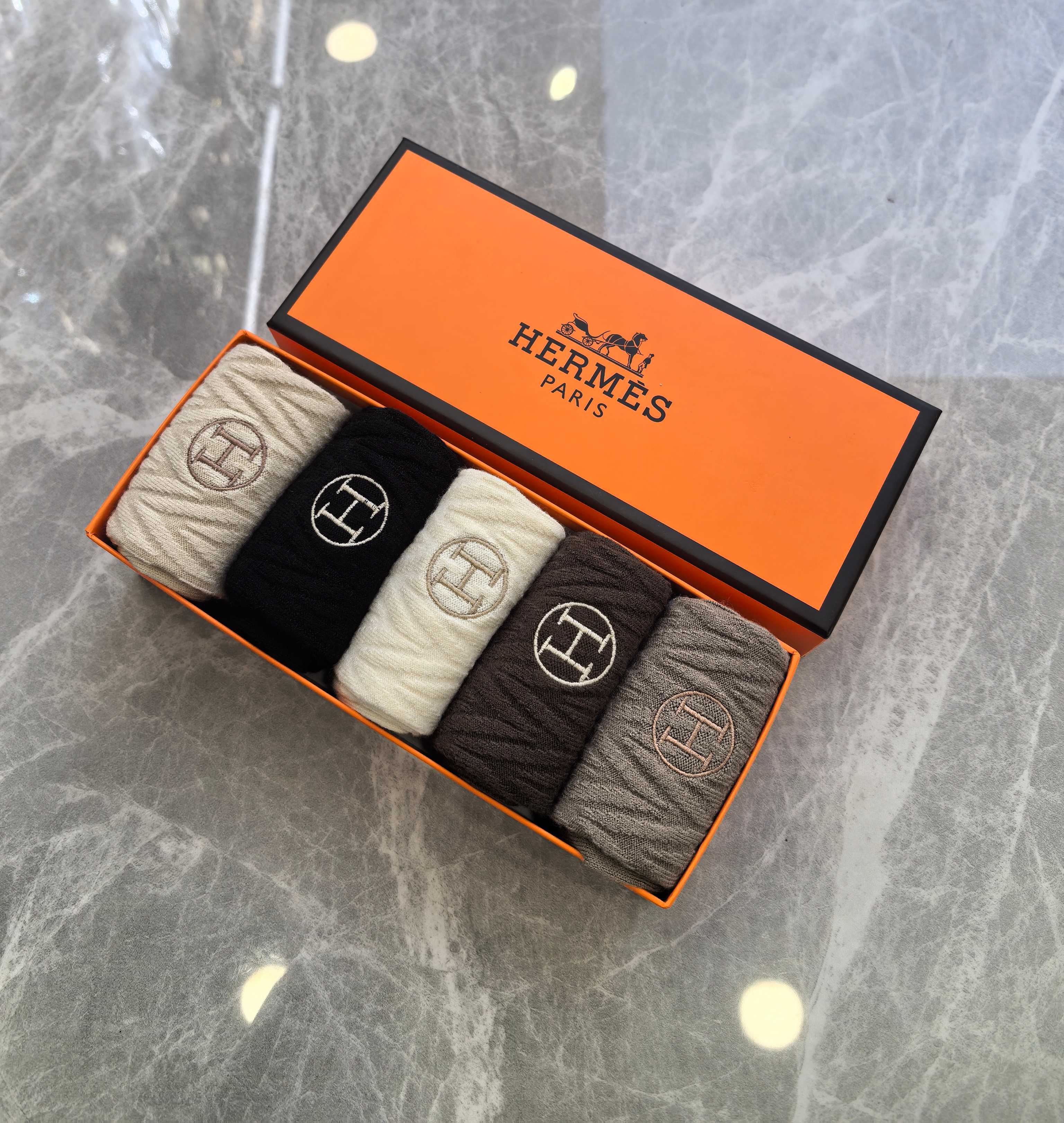 💛配专柜包装HERMES（爱马仕）最新羊绒刺绣款中长款堆堆袜袜子！一盒五双，专柜同步筒袜袜子，💛大牌出街