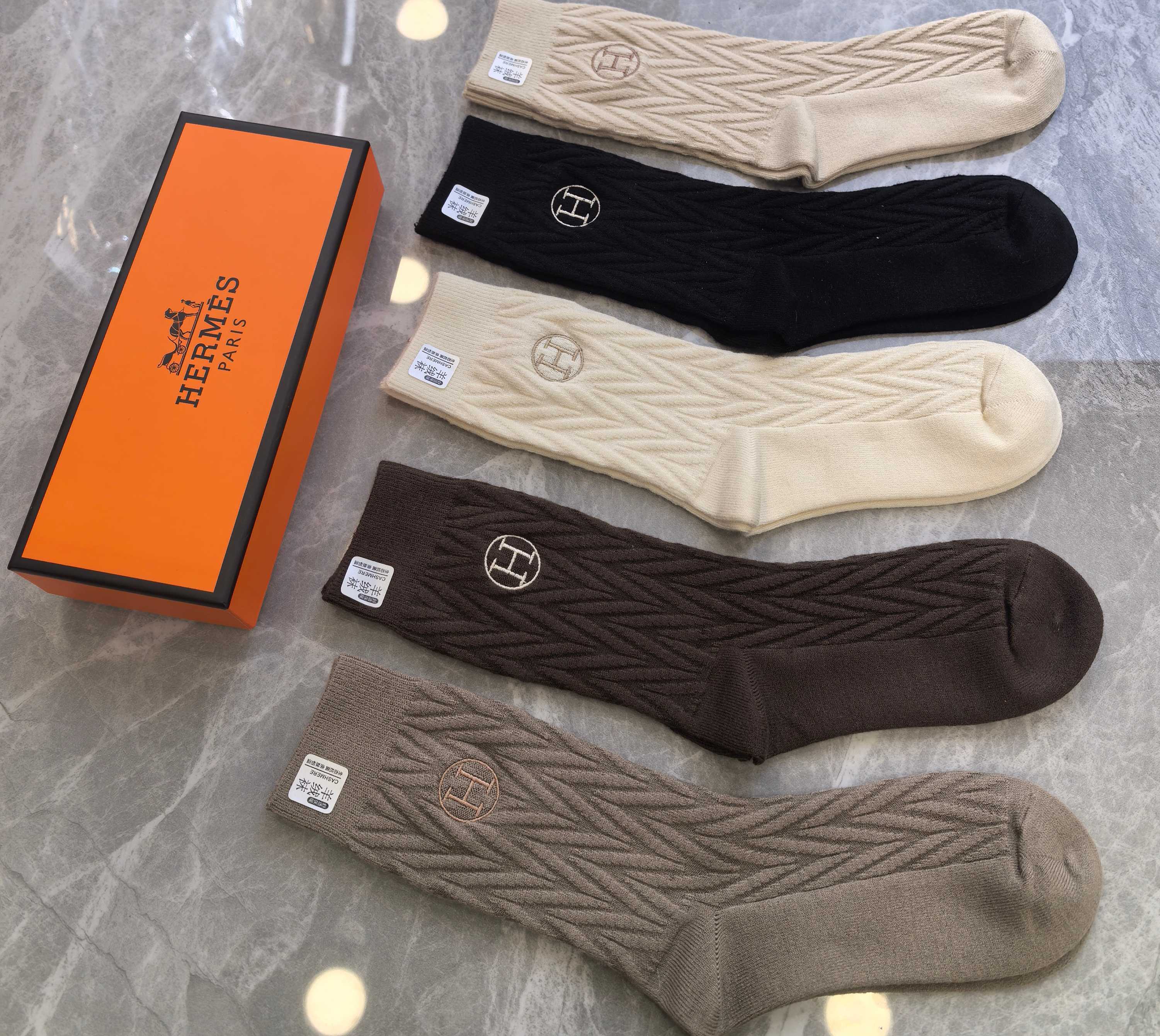 💛配专柜包装HERMES（爱马仕）最新羊绒刺绣款中长款堆堆袜袜子！一盒五双，专柜同步筒袜袜子，💛大牌出街