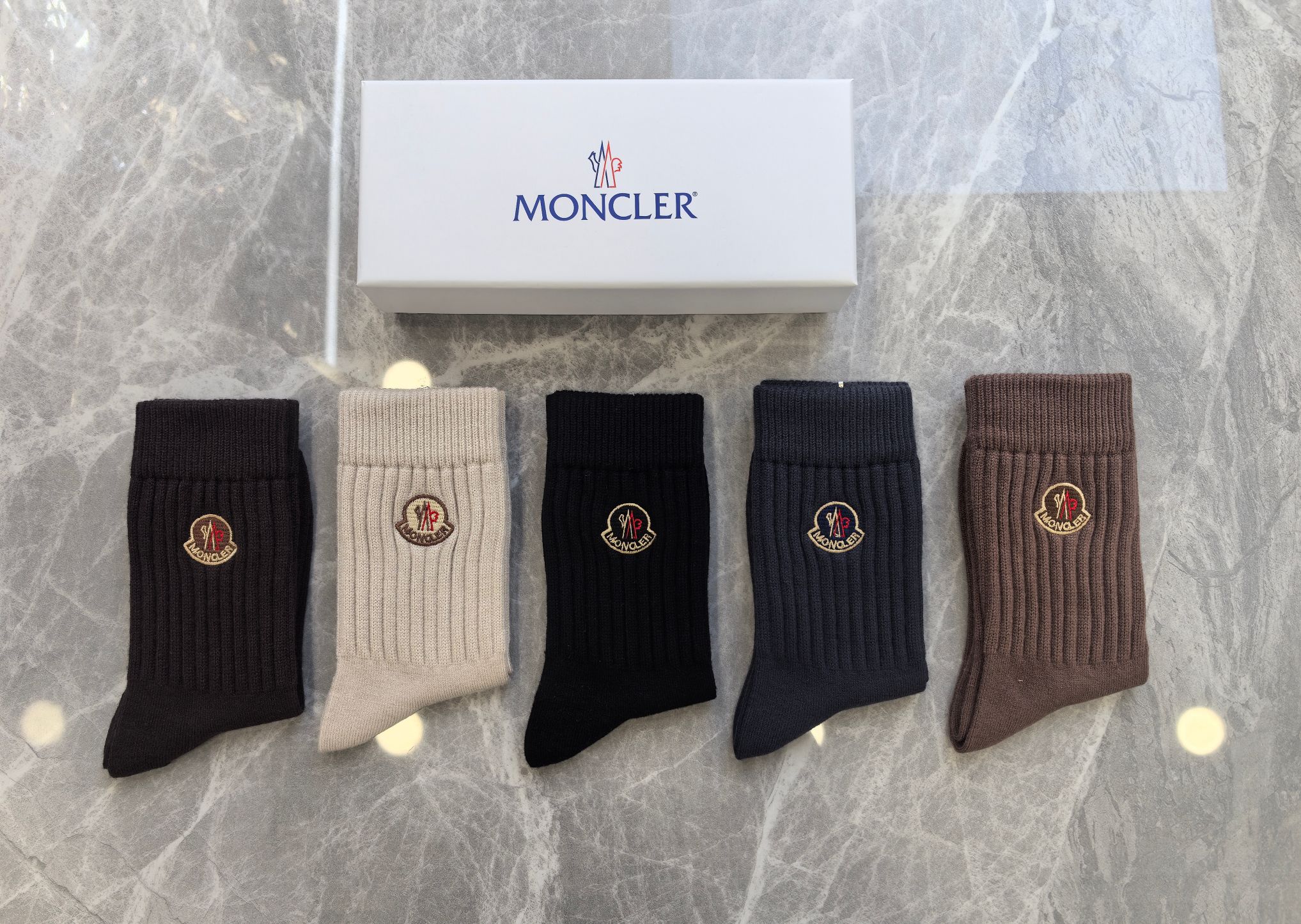 💛配专柜包装MONCLER（蒙口）最新羊绒刺绣款中长款堆堆袜袜子！一盒五双，专柜同步筒袜袜子，💛大牌出街