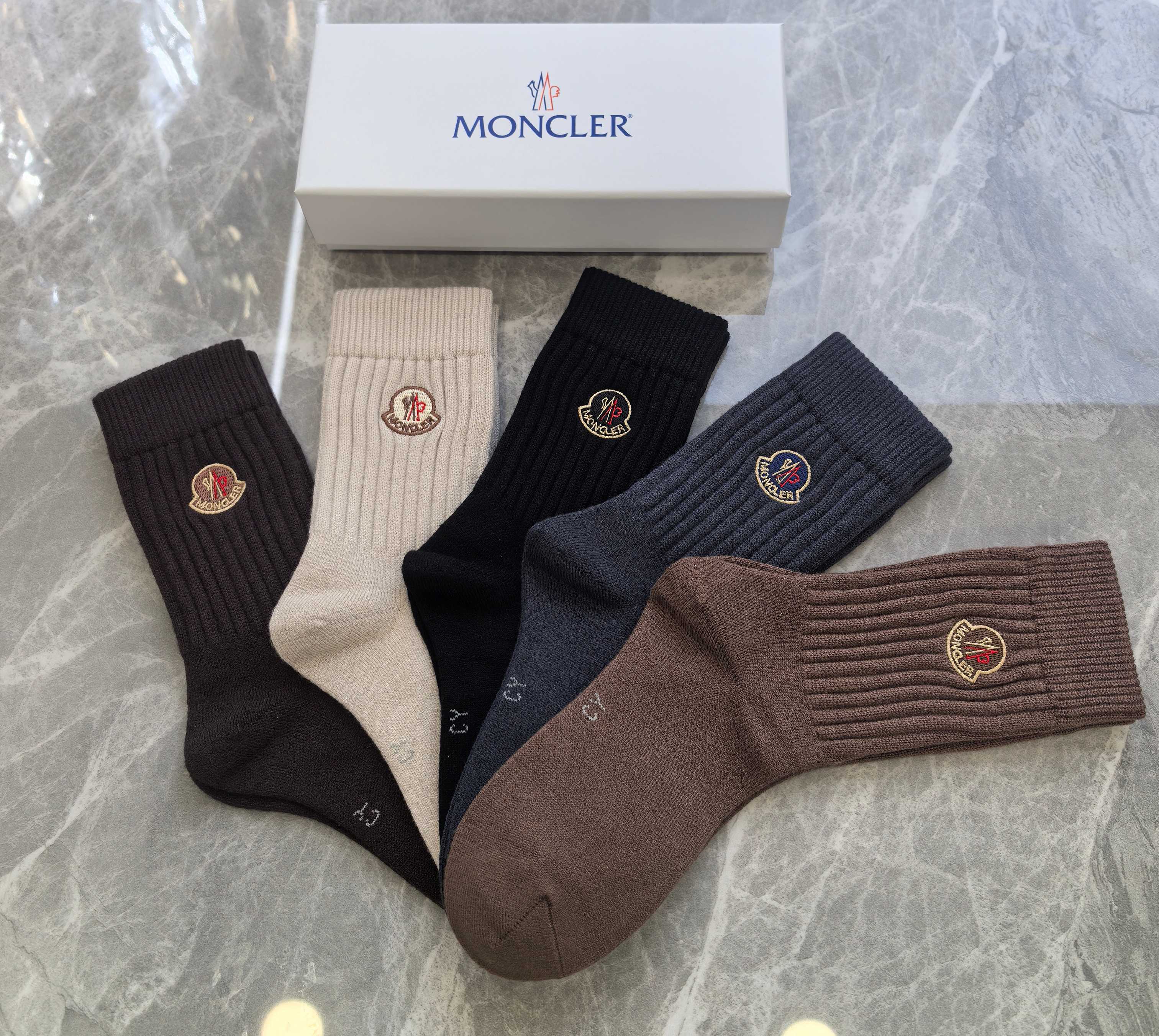 💛配专柜包装MONCLER（蒙口）最新羊绒刺绣款中长款堆堆袜袜子！一盒五双，专柜同步筒袜袜子，💛大牌出街