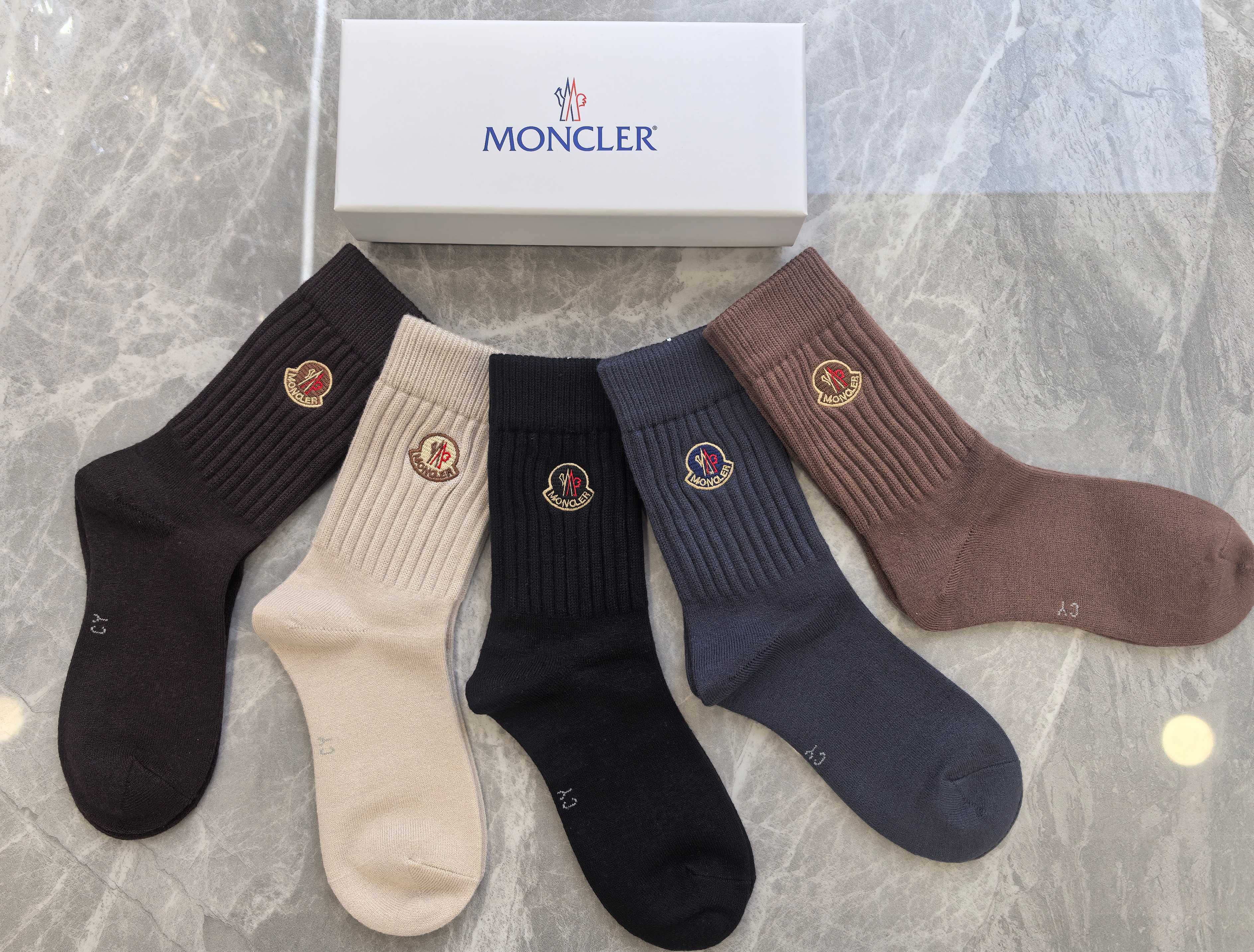 💛配专柜包装MONCLER（蒙口）最新羊绒刺绣款中长款堆堆袜袜子！一盒五双，专柜同步筒袜袜子，💛大牌出街