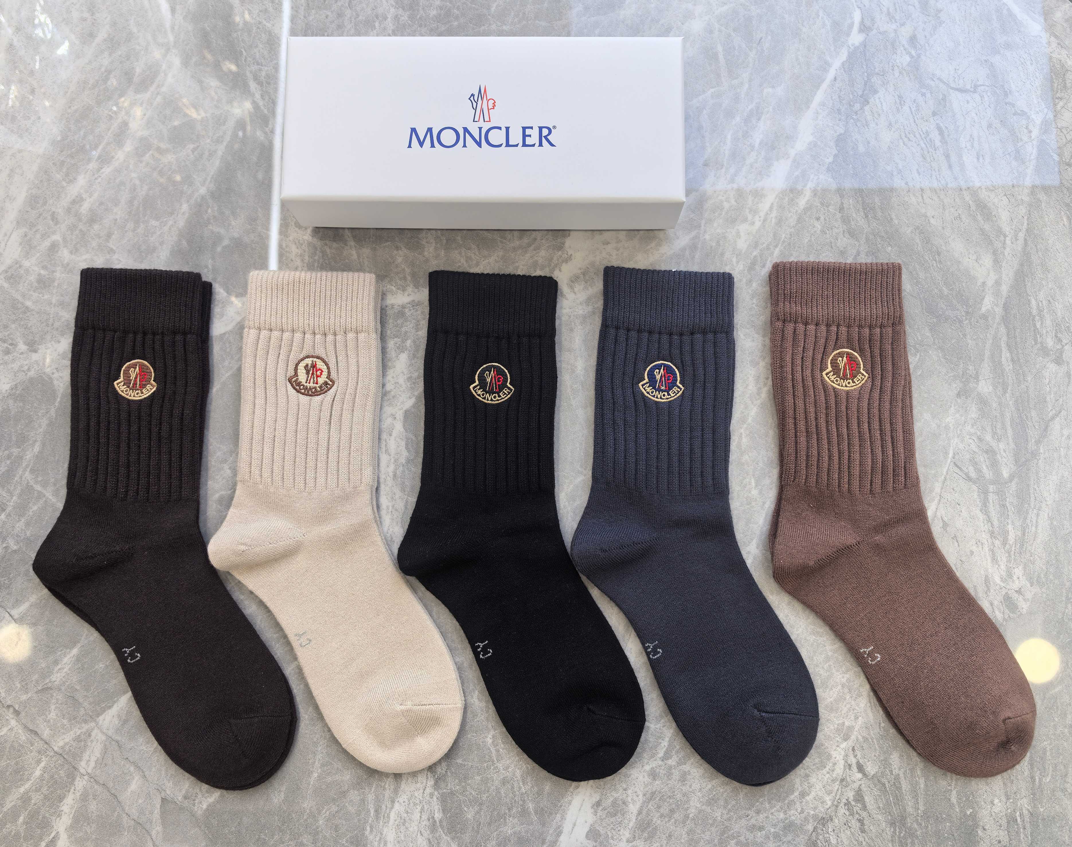 💛配专柜包装MONCLER（蒙口）最新羊绒刺绣款中长款堆堆袜袜子！一盒五双，专柜同步筒袜袜子，💛大牌出街