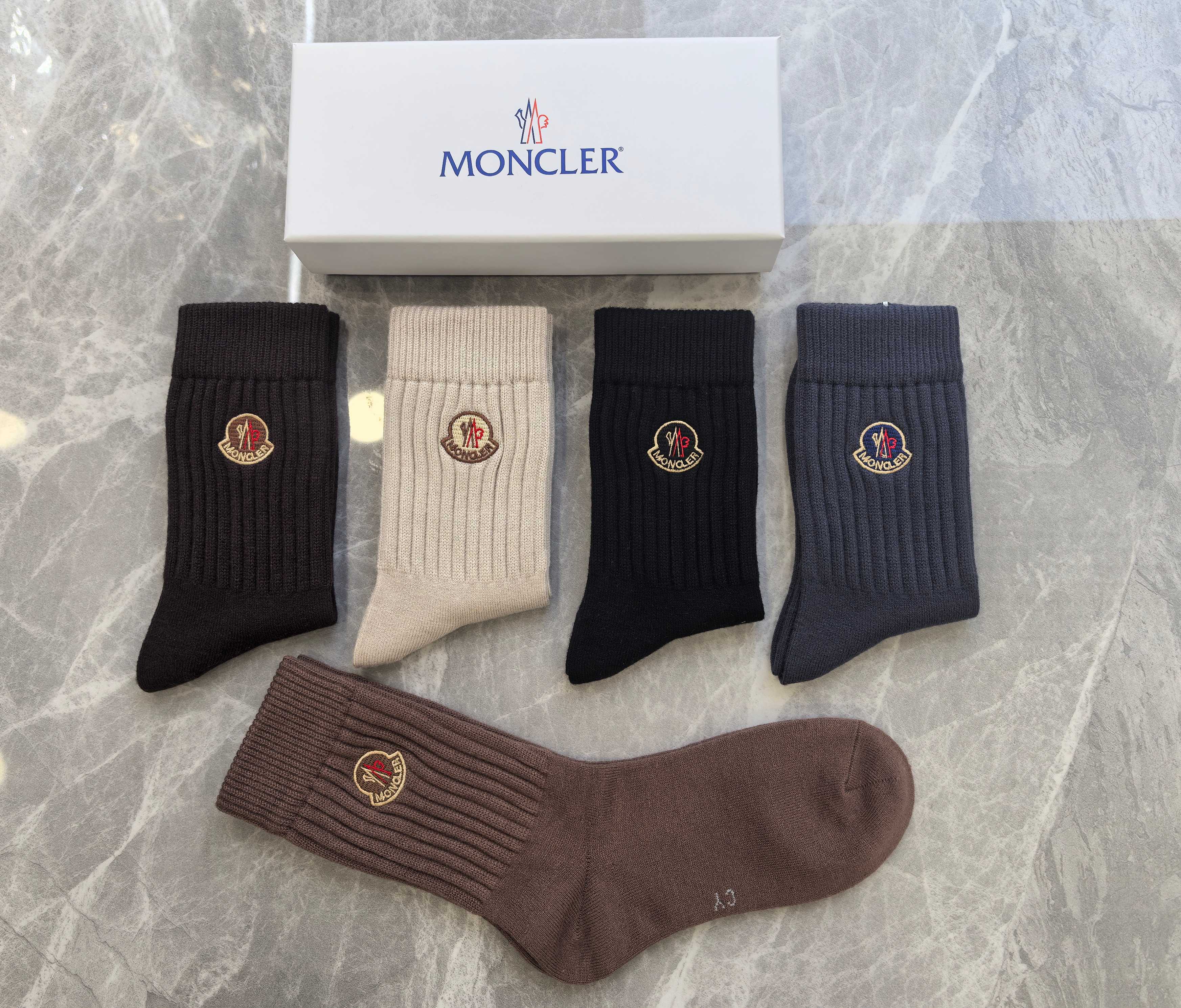 💛配专柜包装MONCLER（蒙口）最新羊绒刺绣款中长款堆堆袜袜子！一盒五双，专柜同步筒袜袜子，💛大牌出街