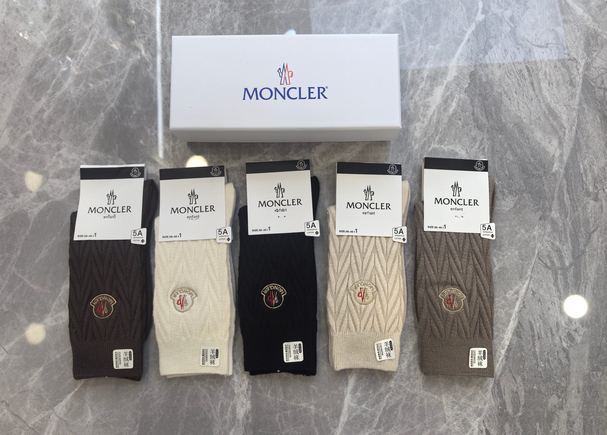💛配专柜包装MONCLER（蒙口）最新羊绒刺绣款中长款堆堆袜袜子！一盒五双，专柜同步筒袜袜子，💛大牌出街