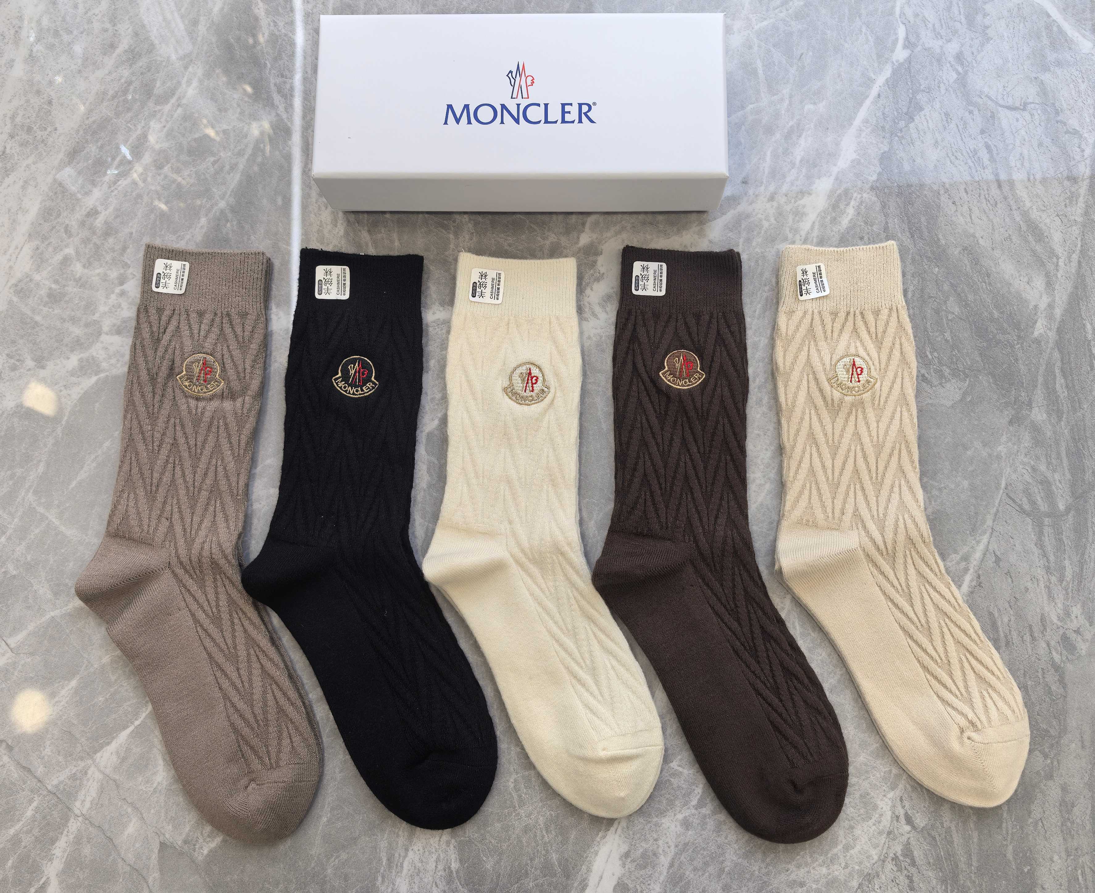 💛配专柜包装MONCLER（蒙口）最新羊绒刺绣款中长款堆堆袜袜子！一盒五双，专柜同步筒袜袜子，💛大牌出街