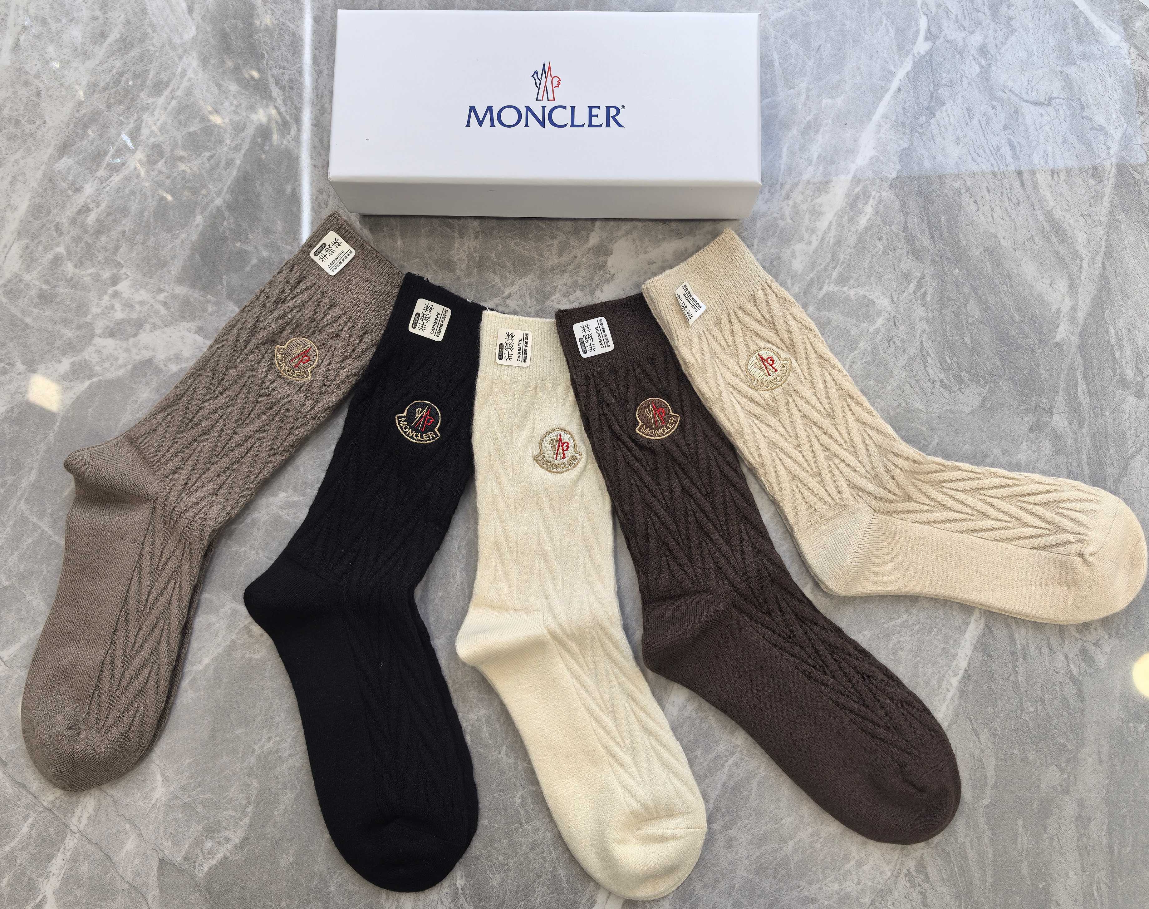 💛配专柜包装MONCLER（蒙口）最新羊绒刺绣款中长款堆堆袜袜子！一盒五双，专柜同步筒袜袜子，💛大牌出街