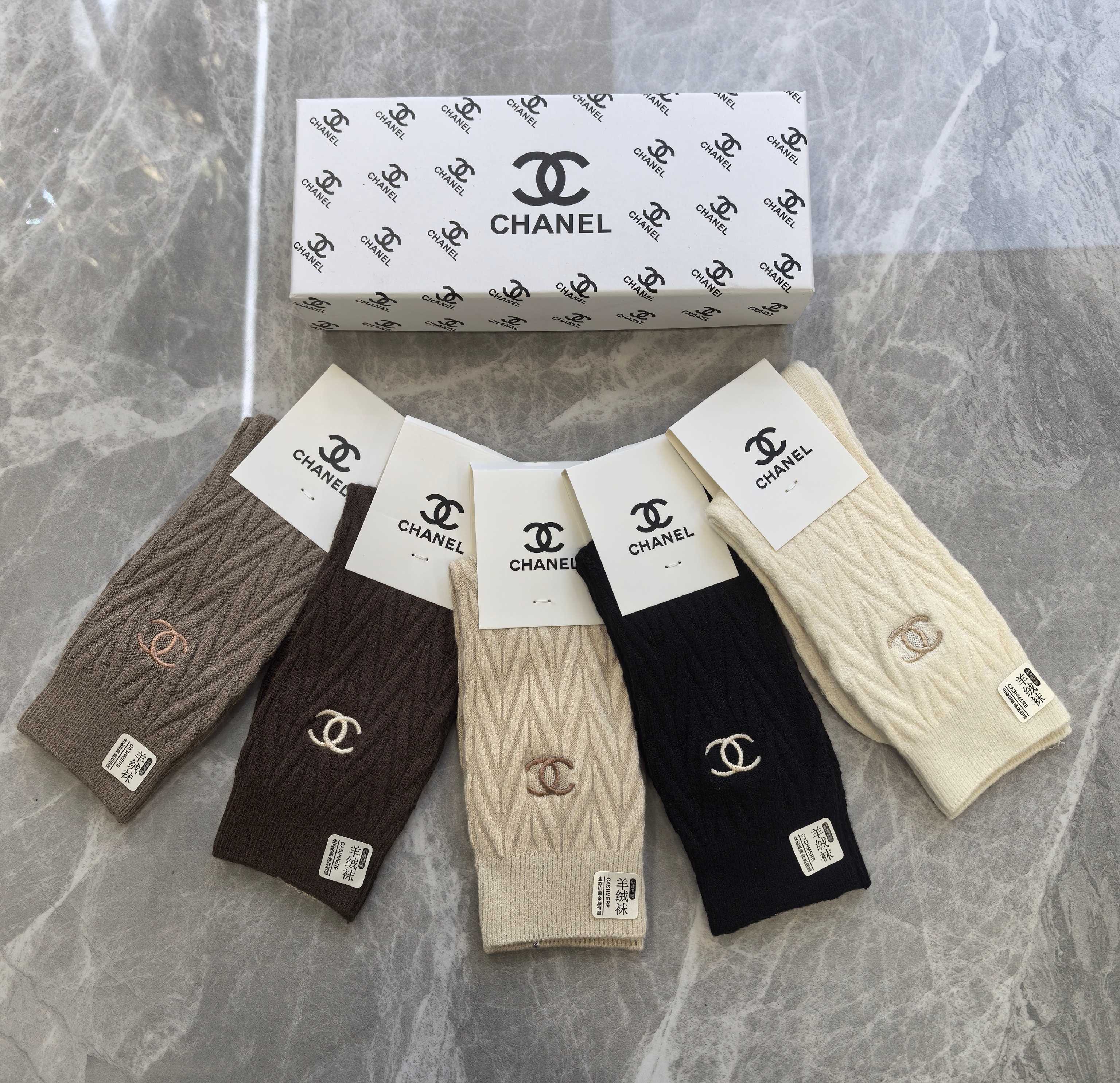 💛配包装CHANEL（香奈儿） 新款羊绒刺绣中长款堆堆袜袜子！一盒五双， 专柜同步筒款袜子，💛大牌出街，