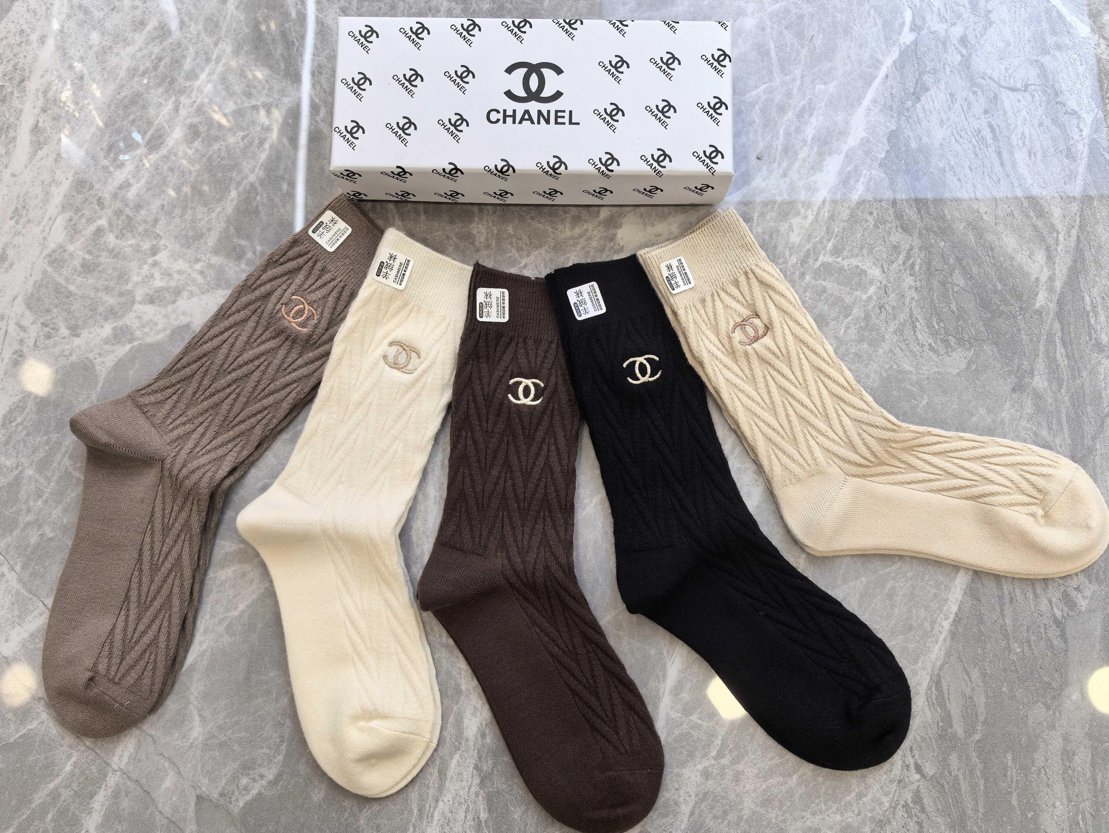 💛配包装CHANEL（香奈儿） 新款羊绒刺绣中长款堆堆袜袜子！一盒五双， 专柜同步筒款袜子，💛大牌出街，