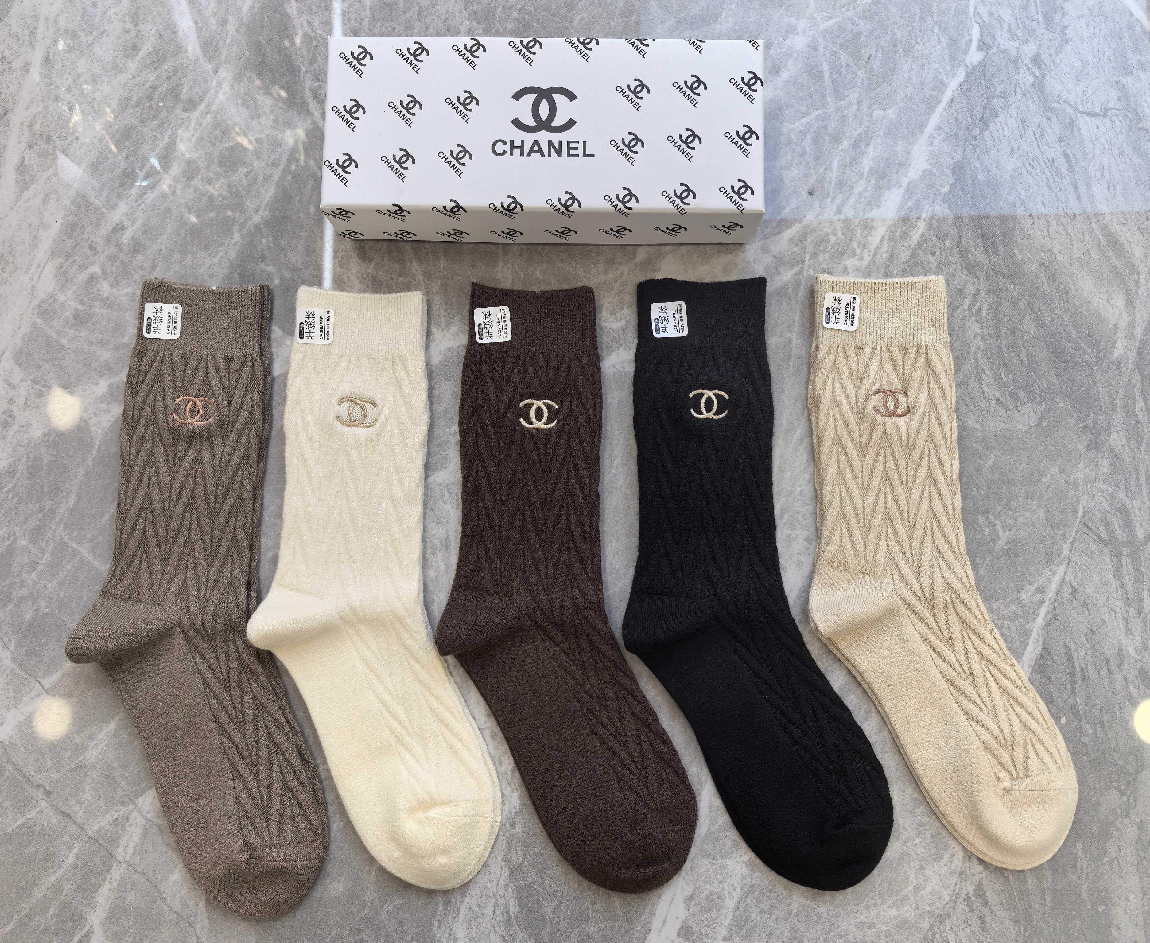 💛配包装CHANEL（香奈儿） 新款羊绒刺绣中长款堆堆袜袜子！一盒五双， 专柜同步筒款袜子，💛大牌出街，