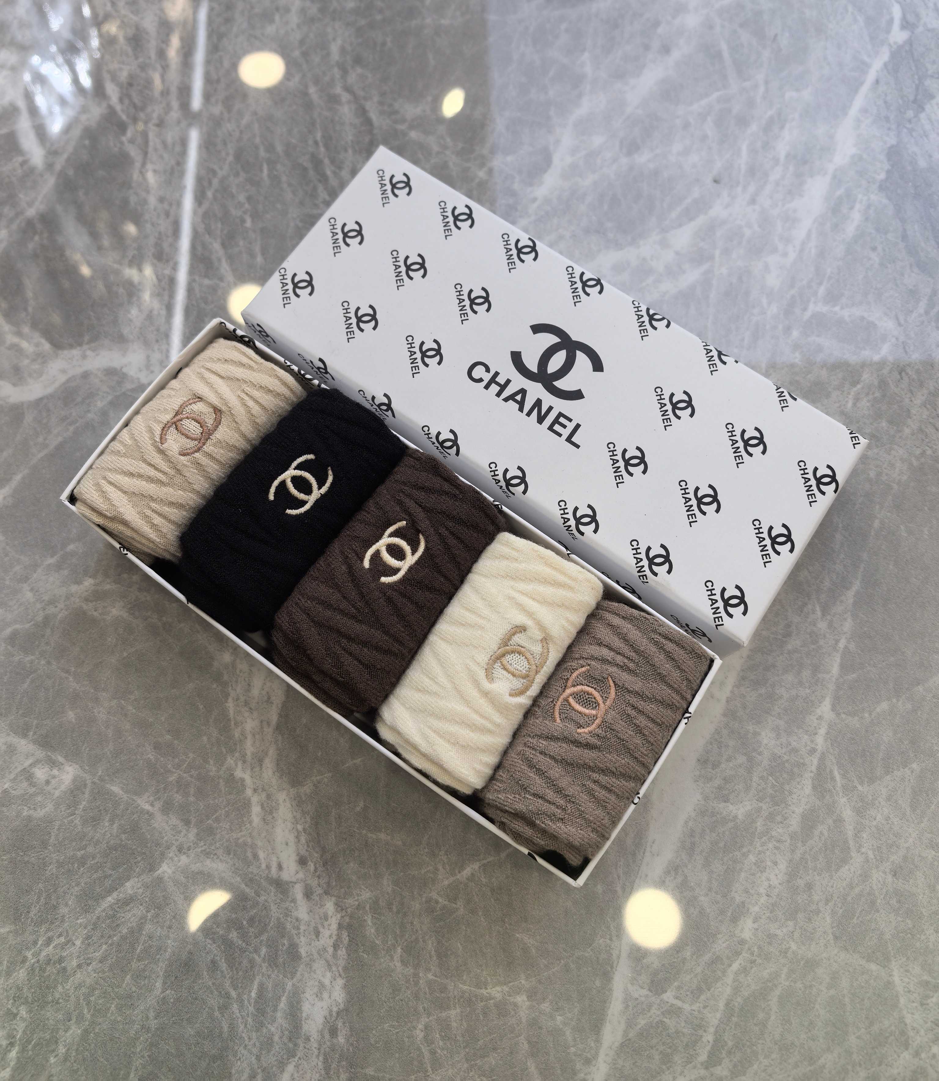 💛配包装CHANEL（香奈儿） 新款羊绒刺绣中长款堆堆袜袜子！一盒五双， 专柜同步筒款袜子，💛大牌出街，