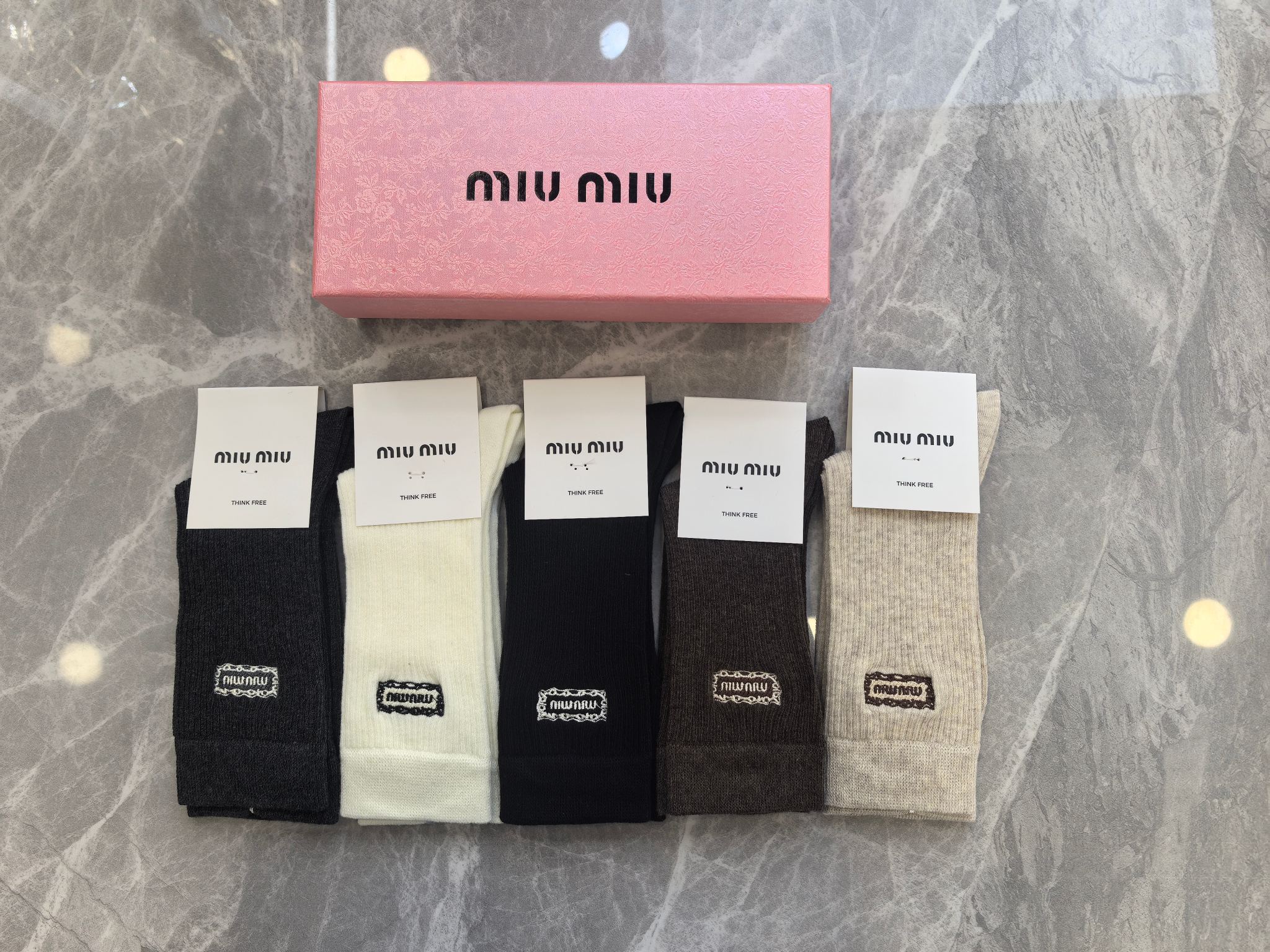 💛配包装MiuMiu（缪缪）新款羊绒刺绣中长款堆堆袜袜子！一盒五双， 专柜同步筒款袜子，💛大牌出街，潮人