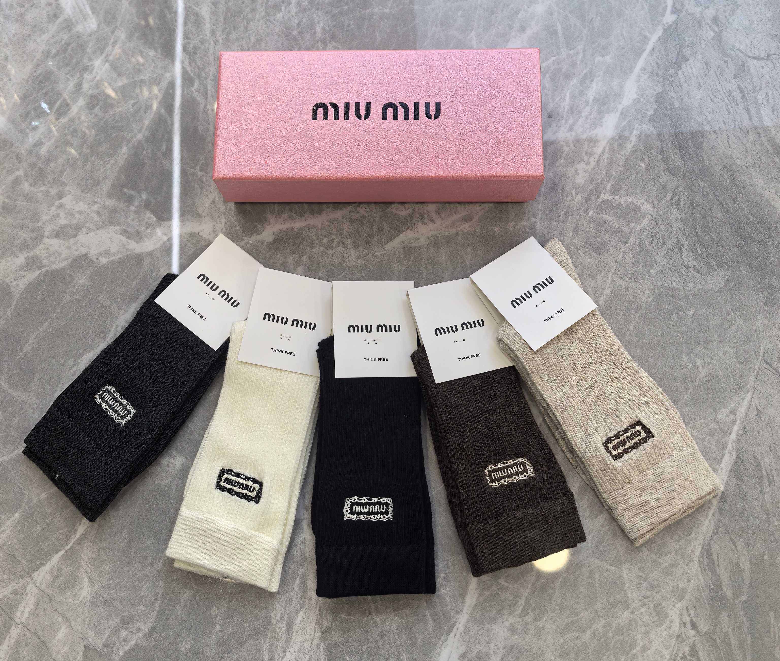 💛配包装MiuMiu（缪缪）新款羊绒刺绣中长款堆堆袜袜子！一盒五双， 专柜同步筒款袜子，💛大牌出街，潮人