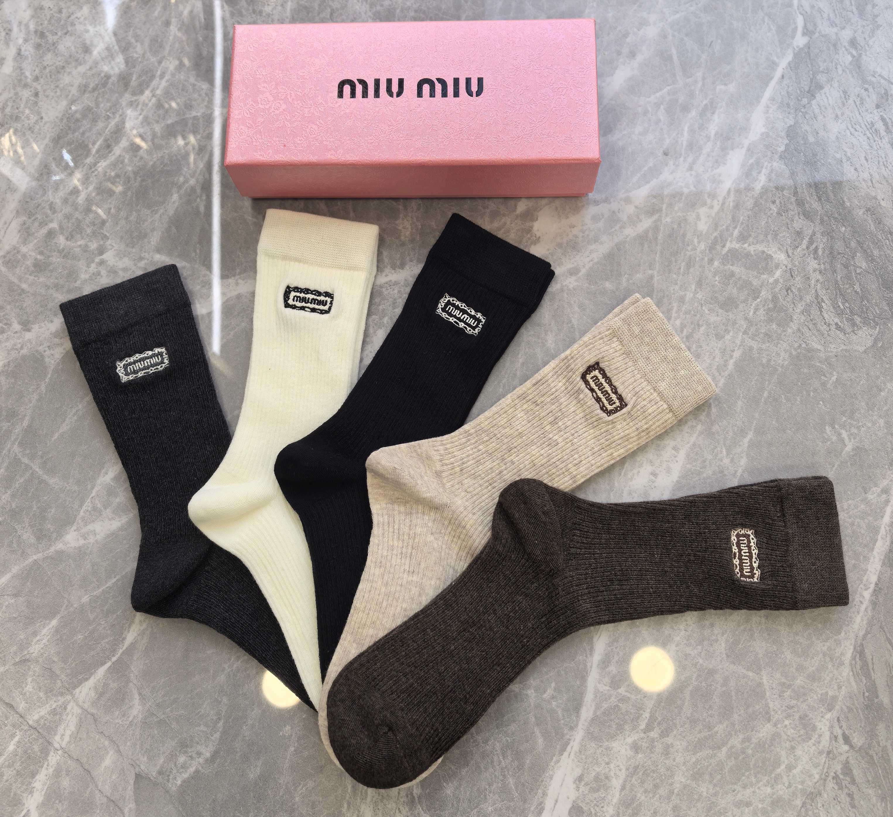 💛配包装MiuMiu（缪缪）新款羊绒刺绣中长款堆堆袜袜子！一盒五双， 专柜同步筒款袜子，💛大牌出街，潮人