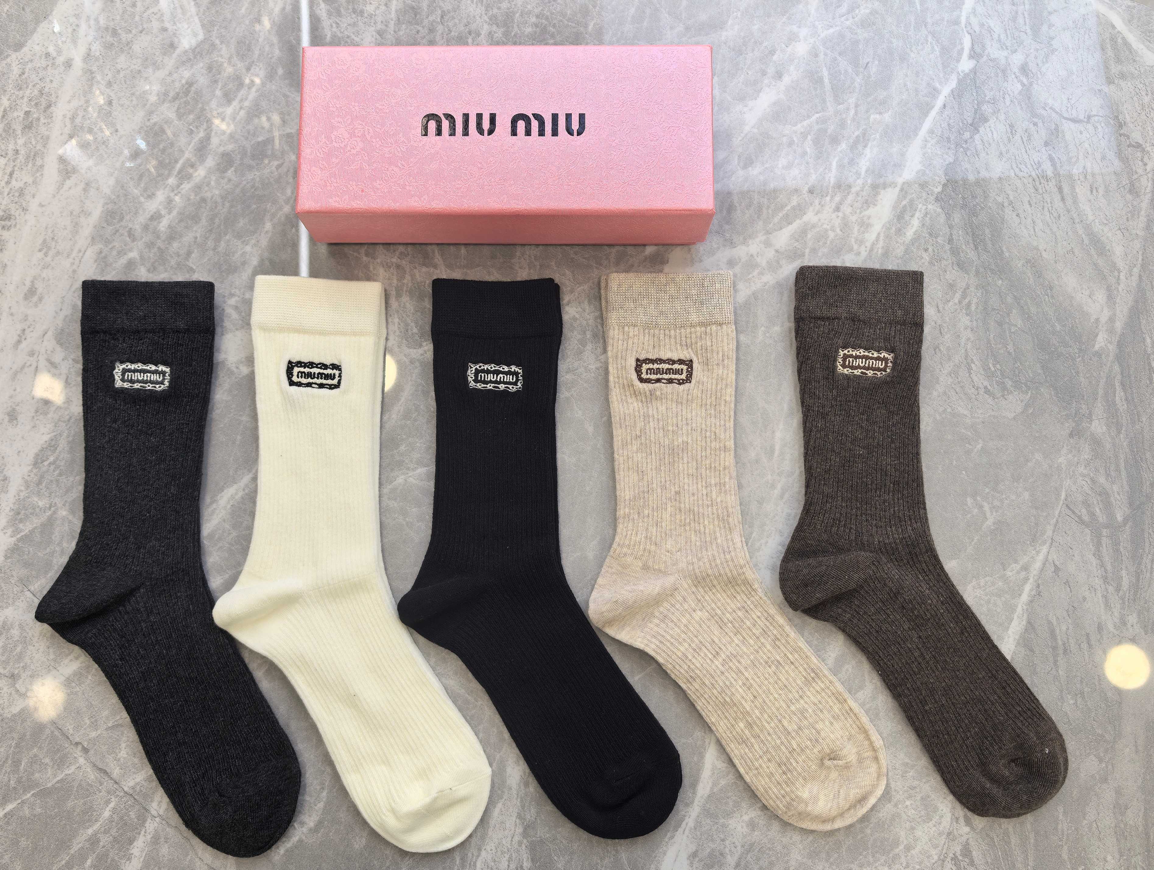 💛配包装MiuMiu（缪缪）新款羊绒刺绣中长款堆堆袜袜子！一盒五双， 专柜同步筒款袜子，💛大牌出街，潮人
