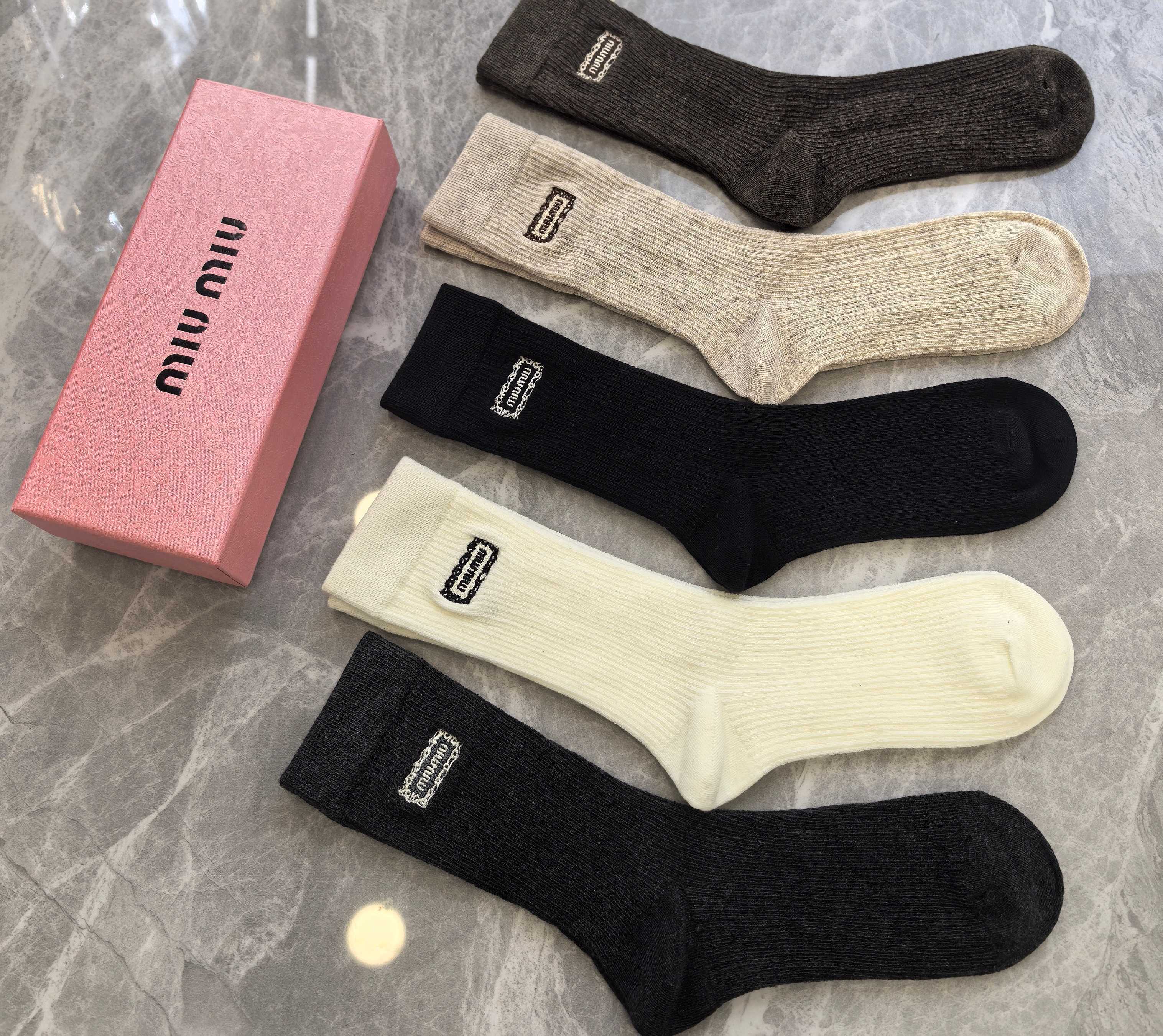 💛配包装MiuMiu（缪缪）新款羊绒刺绣中长款堆堆袜袜子！一盒五双， 专柜同步筒款袜子，💛大牌出街，潮人