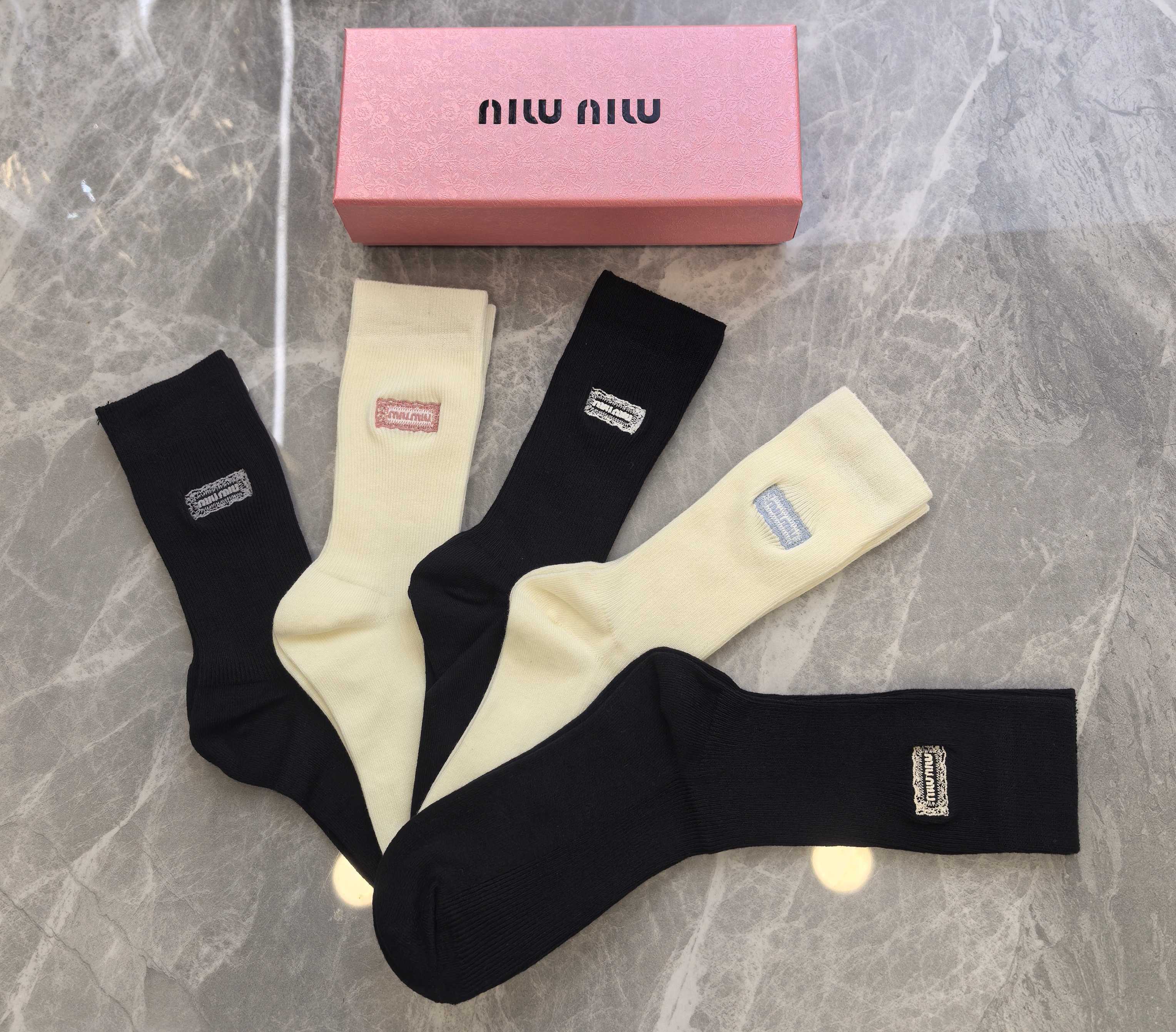 💛配包装MIUMIU（缪缪） 新款羊绒刺绣中长款堆堆袜袜子！一盒五双， 专柜同步筒款袜子，💛大牌出街，潮