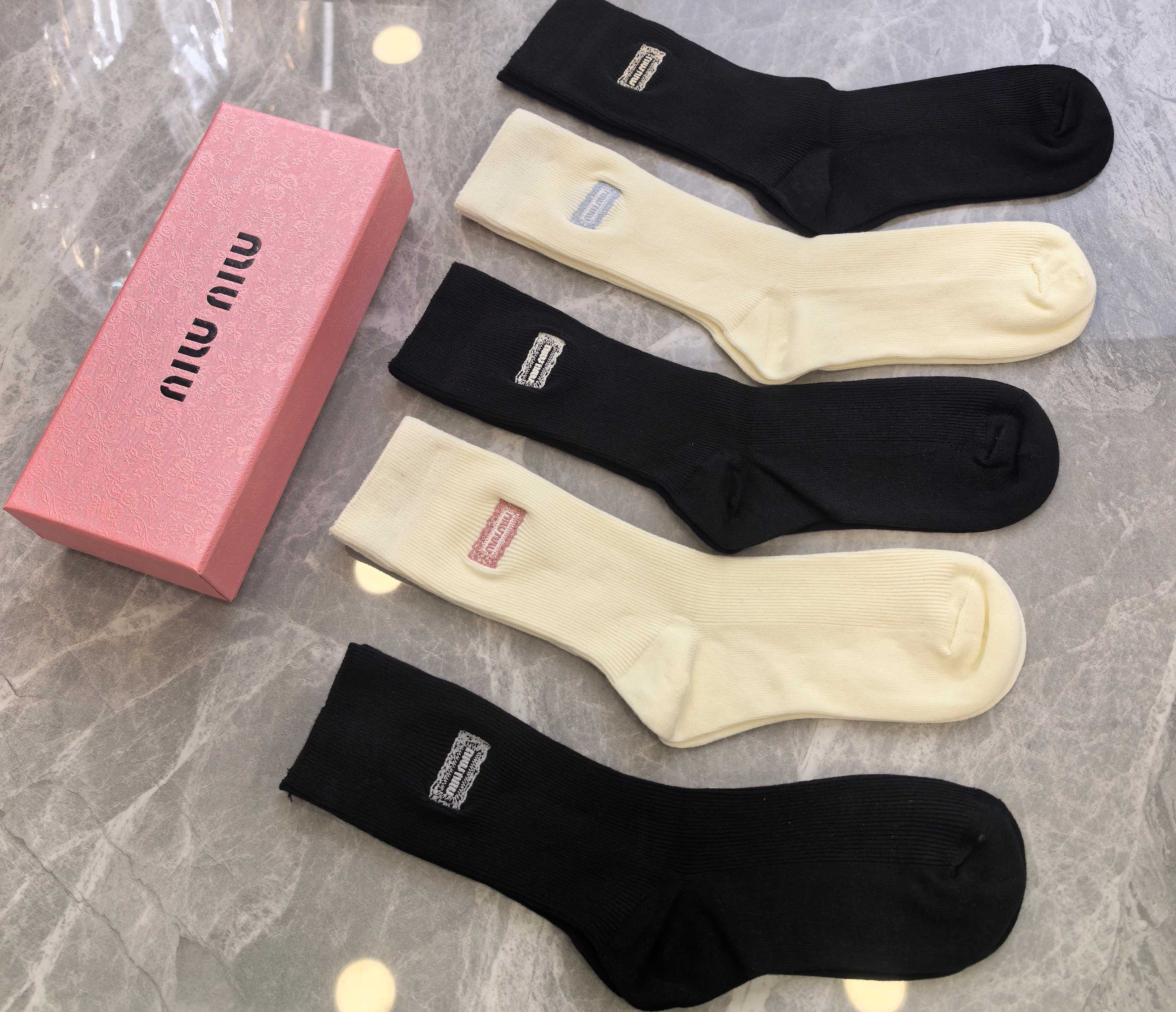 💛配包装MIUMIU（缪缪） 新款羊绒刺绣中长款堆堆袜袜子！一盒五双， 专柜同步筒款袜子，💛大牌出街，潮