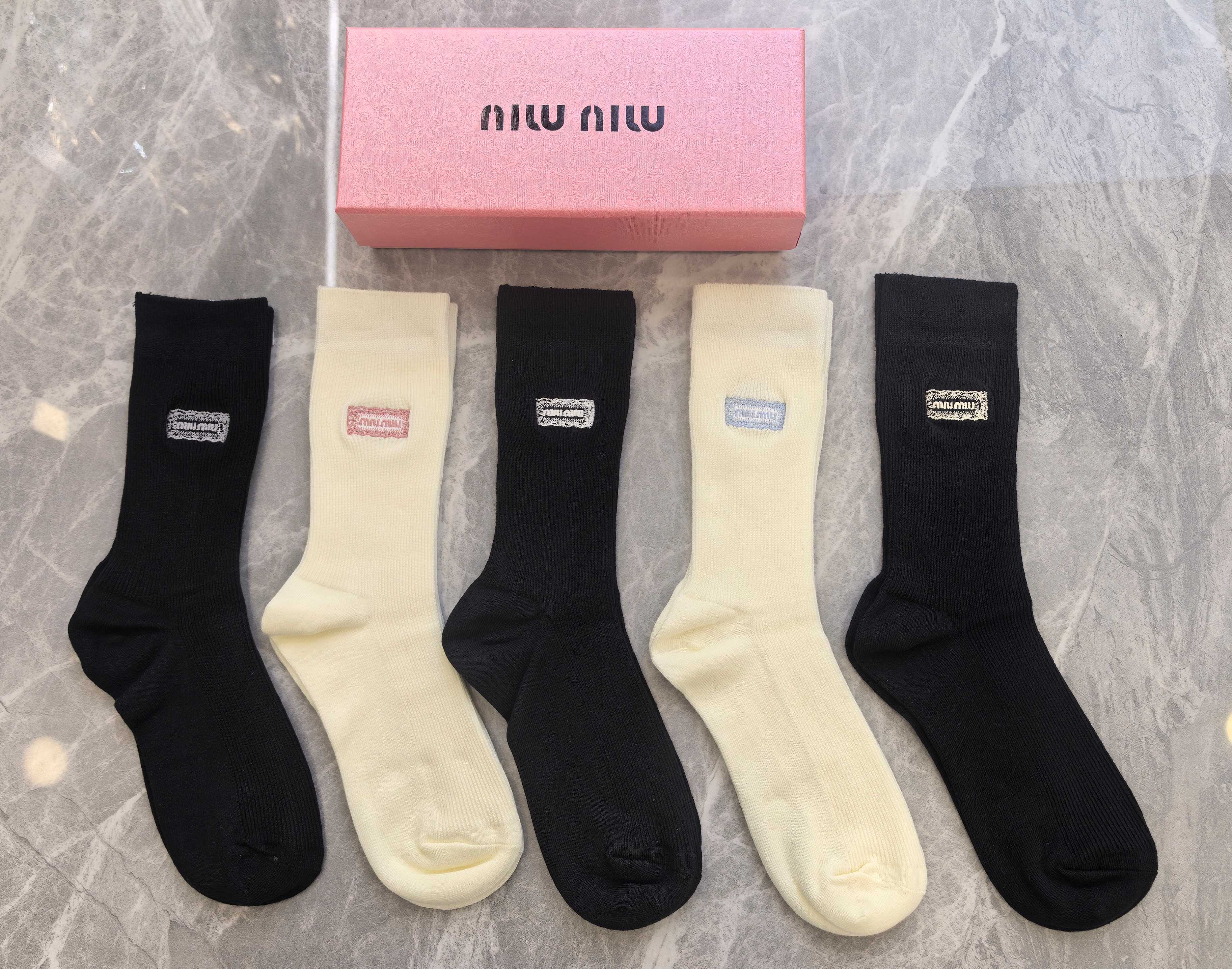 💛配包装MIUMIU（缪缪） 新款羊绒刺绣中长款堆堆袜袜子！一盒五双， 专柜同步筒款袜子，💛大牌出街，潮